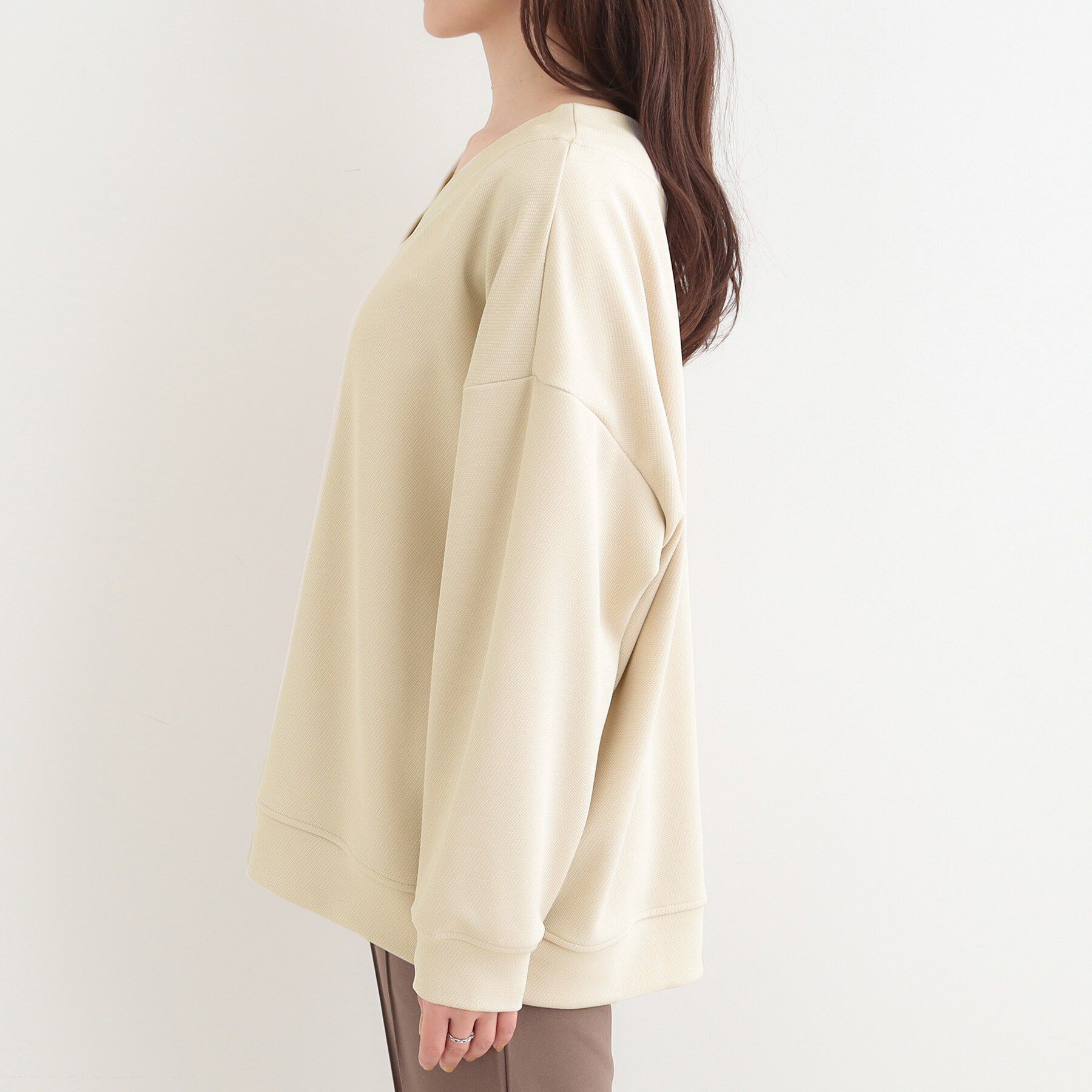 SHOO･LA･RUE「【洗濯機可】インせずすっきり見え。カットツイルVネックトップス」|Tシャツ・カットソー|