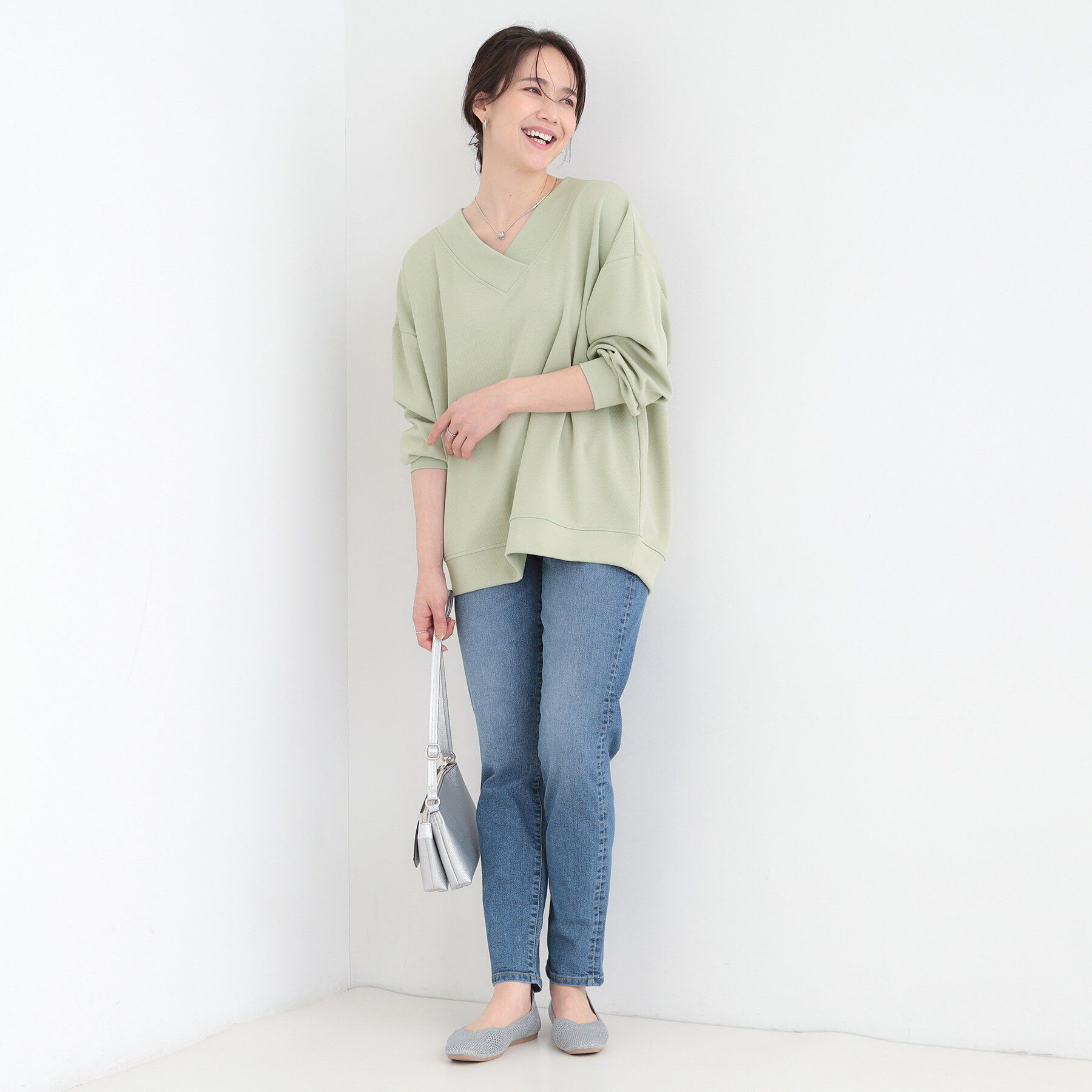 SHOO･LA･RUE「【洗濯機可】インせずすっきり見え。カットツイルVネックトップス」|Tシャツ・カットソー|