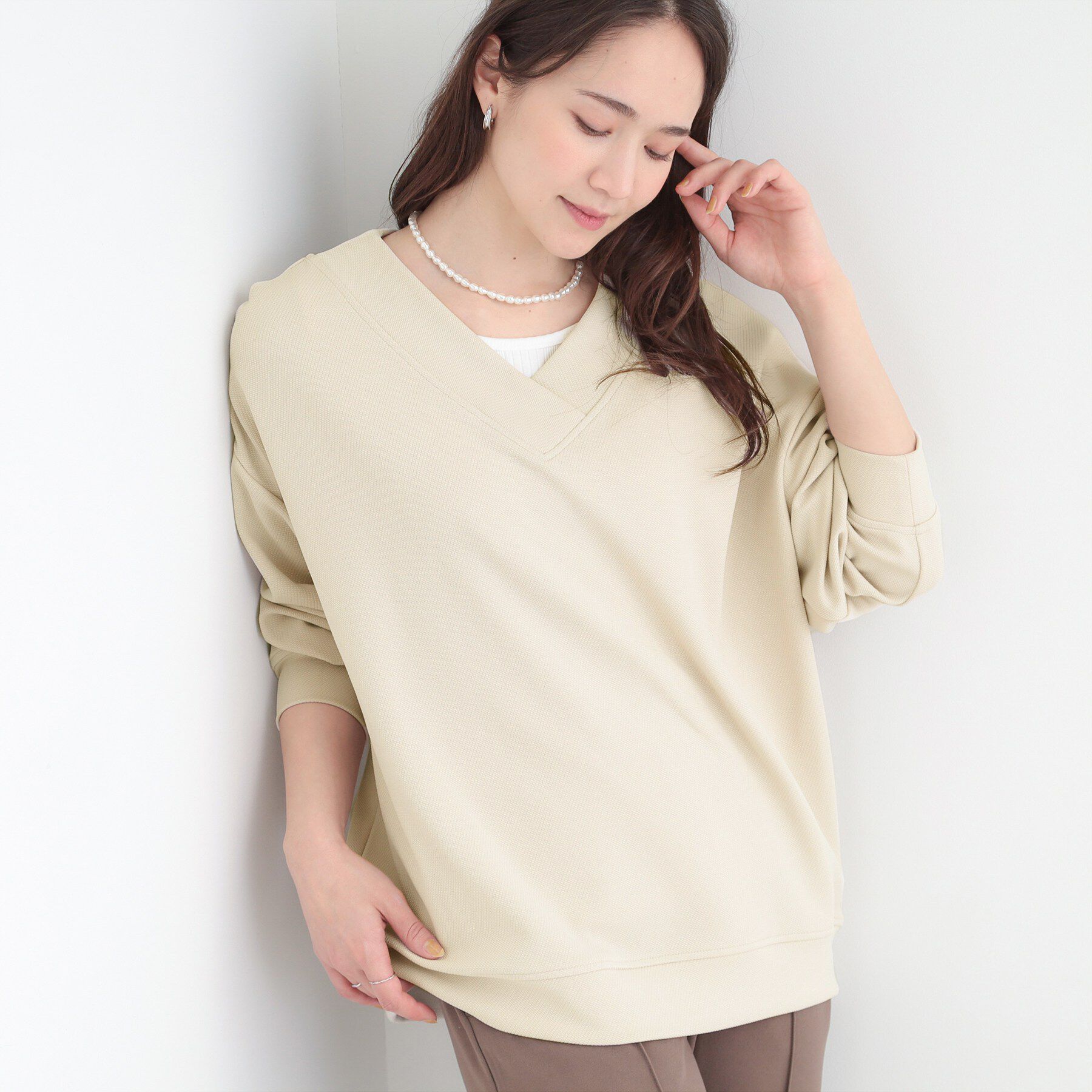 SHOO･LA･RUE「【洗濯機可】インせずすっきり見え。カットツイルVネックトップス」|Tシャツ・カットソー|ライトベージュ(05