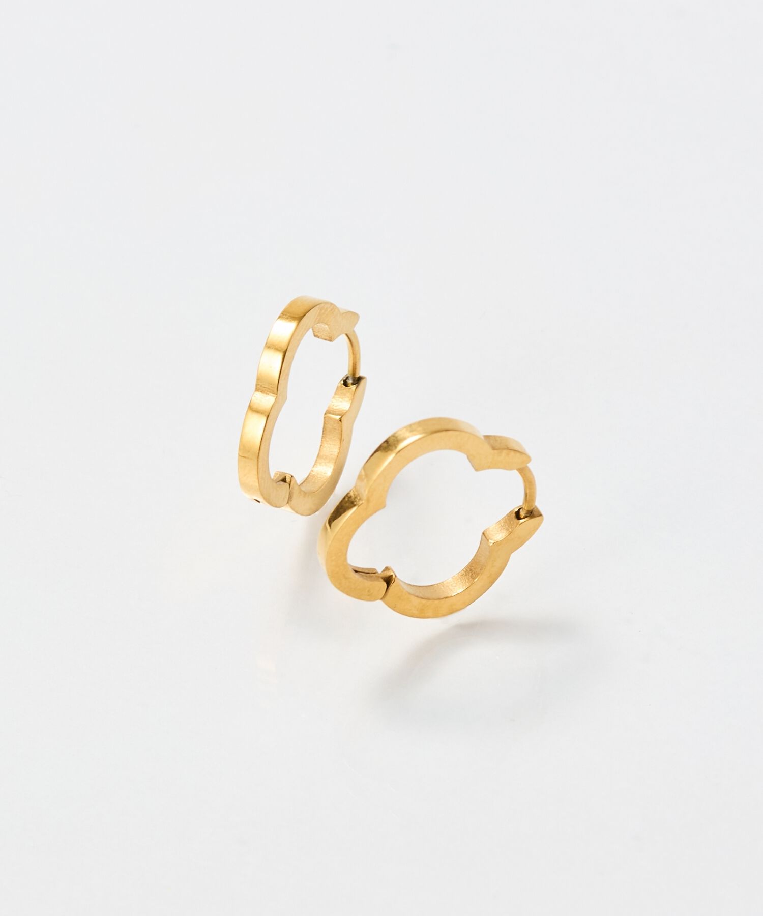 Phoebe「【金属アレルギー対応】フラワーワンタッチフープピアス　ゴールド/サージカルステンレス」|ピアス|