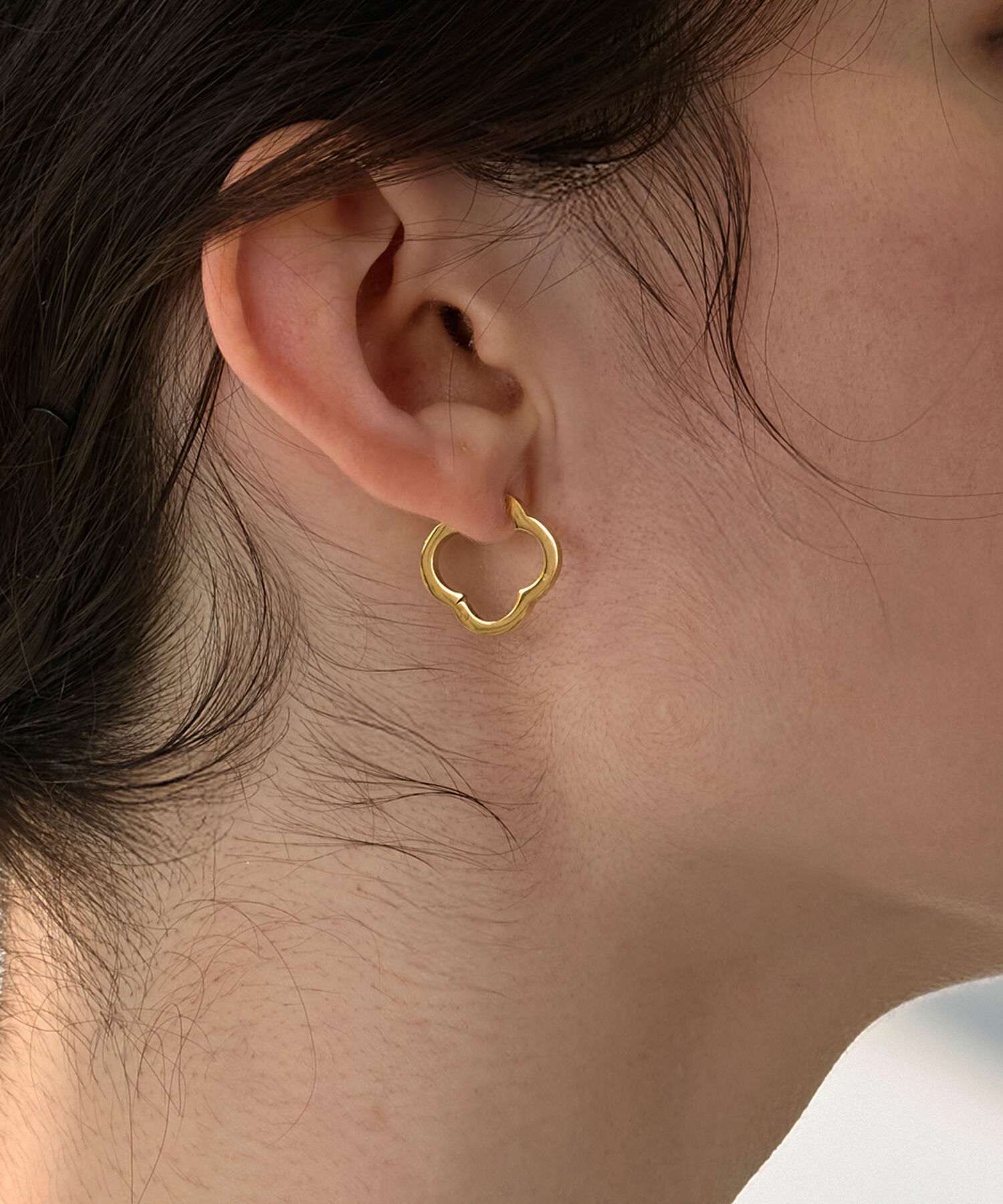 Phoebe「【金属アレルギー対応】フラワーワンタッチフープピアス　ゴールド/サージカルステンレス」|ピアス|