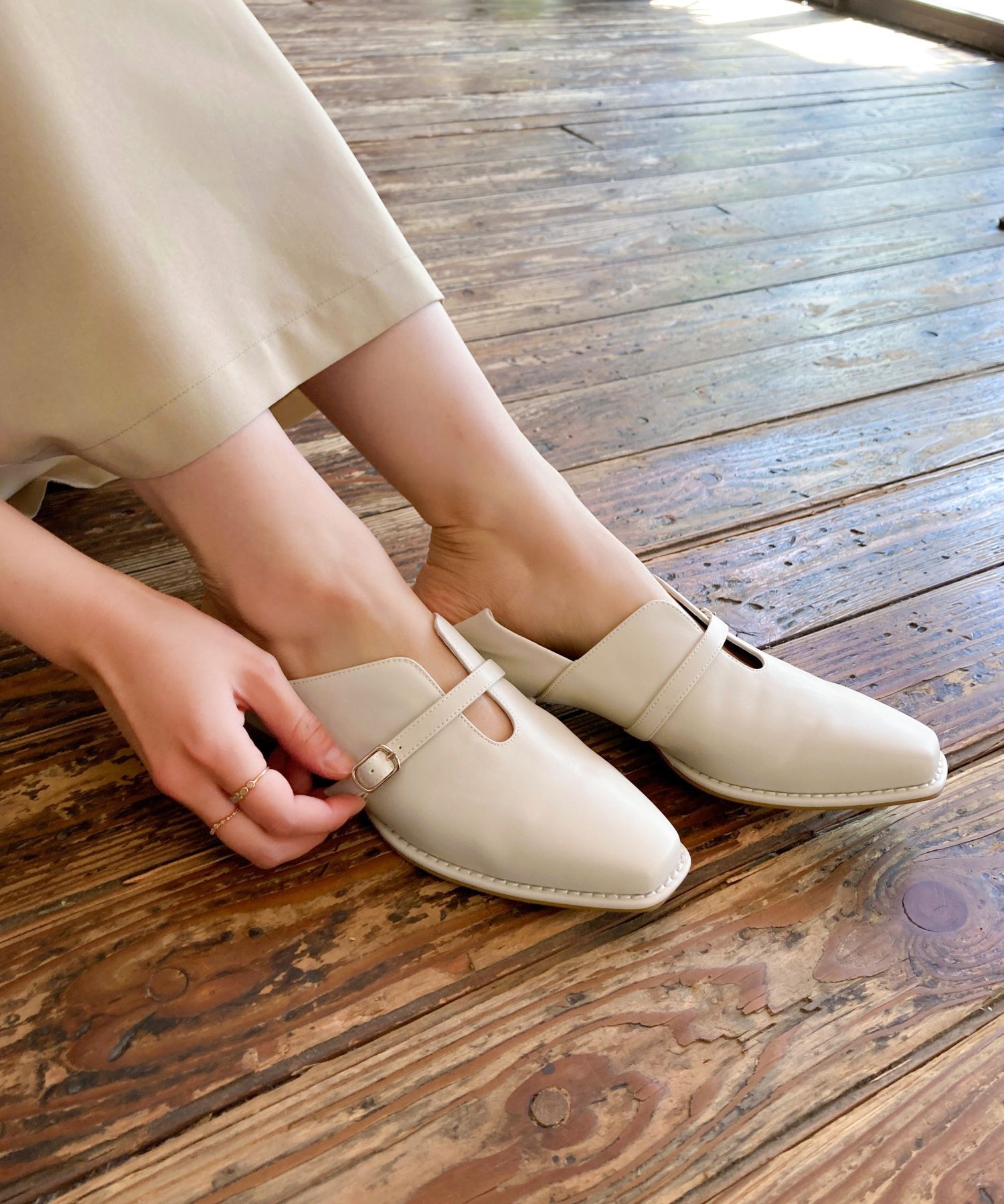 ORiental TRaffic「【WEB限定】ベルトデザインウエーブカットバブーシュ /55104 パンプス フラット 甲深 通勤靴」|パンプス|