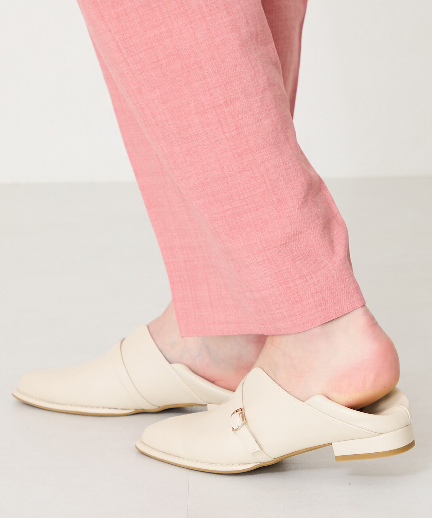 ORiental TRaffic「【WEB限定】ベルトデザインウエーブカットバブーシュ /55104 パンプス フラット 甲深 通勤靴」|パンプス|