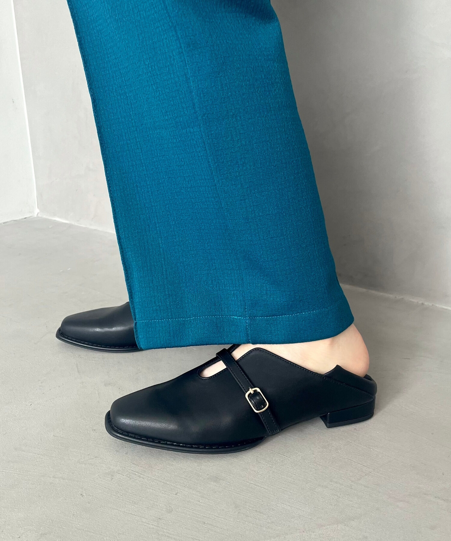 ORiental TRaffic「【WEB限定】ベルトデザインウエーブカットバブーシュ /55104 パンプス フラット 甲深 通勤靴」|パンプス|