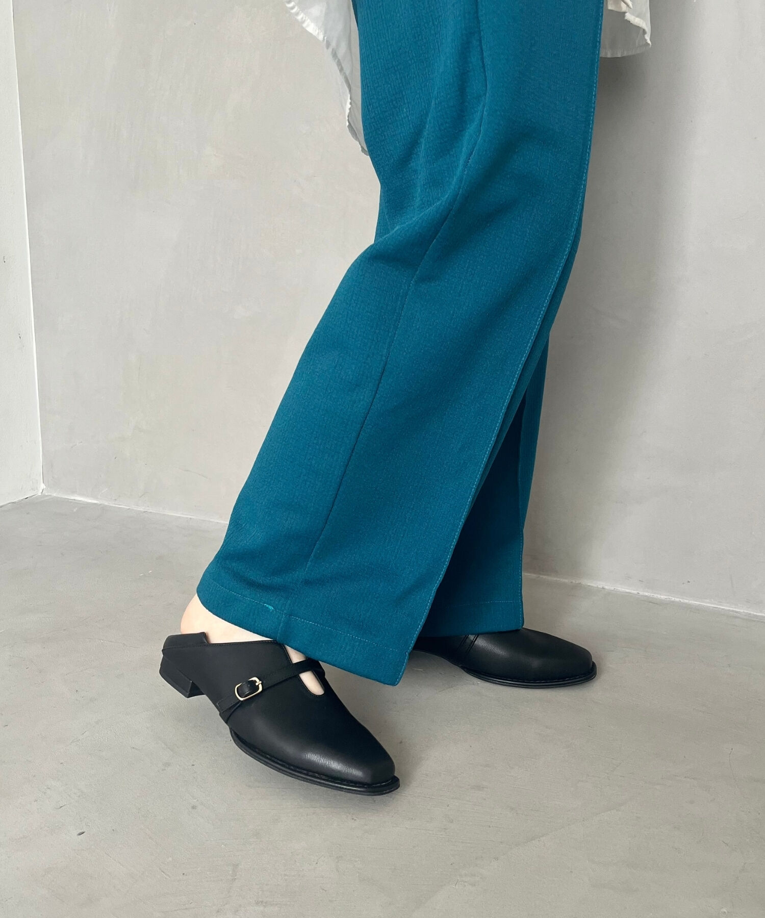 ORiental TRaffic「【WEB限定】ベルトデザインウエーブカットバブーシュ /55104 パンプス フラット 甲深 通勤靴」|パンプス|