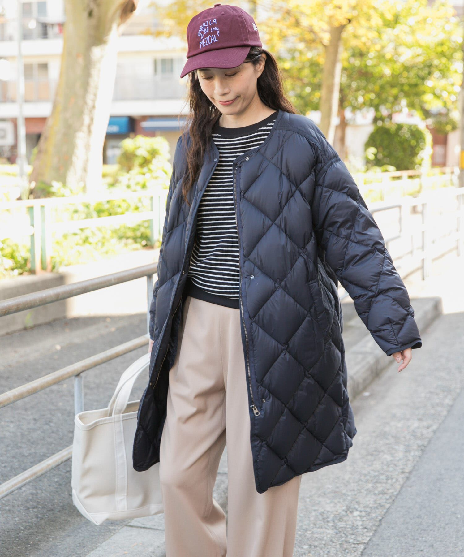 URBAN RESEARCH DOORS「ライトダウンキルトロングコート」|ノーカラーコート|ネイビー