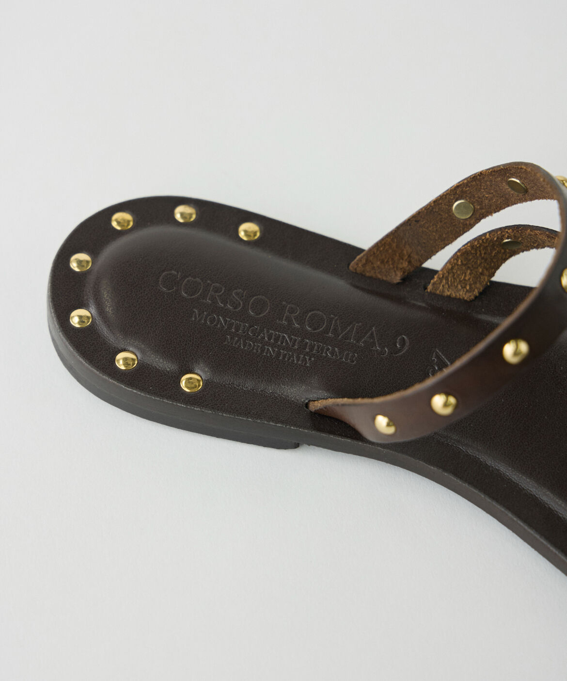INED「スタッズトングサンダル《CORSO ROMA,9》」|サンダル|