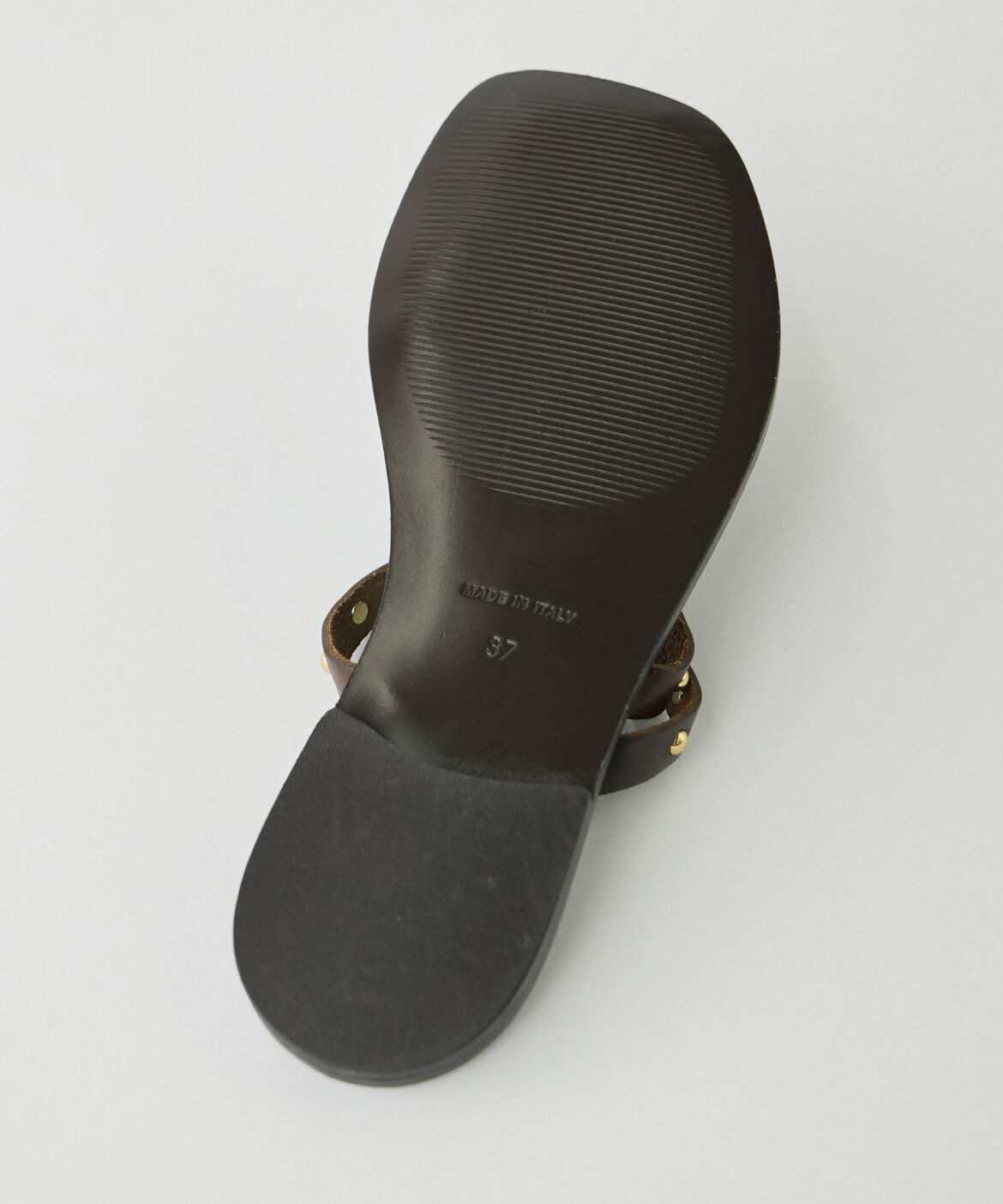 INED「スタッズトングサンダル《CORSO ROMA,9》」|サンダル|