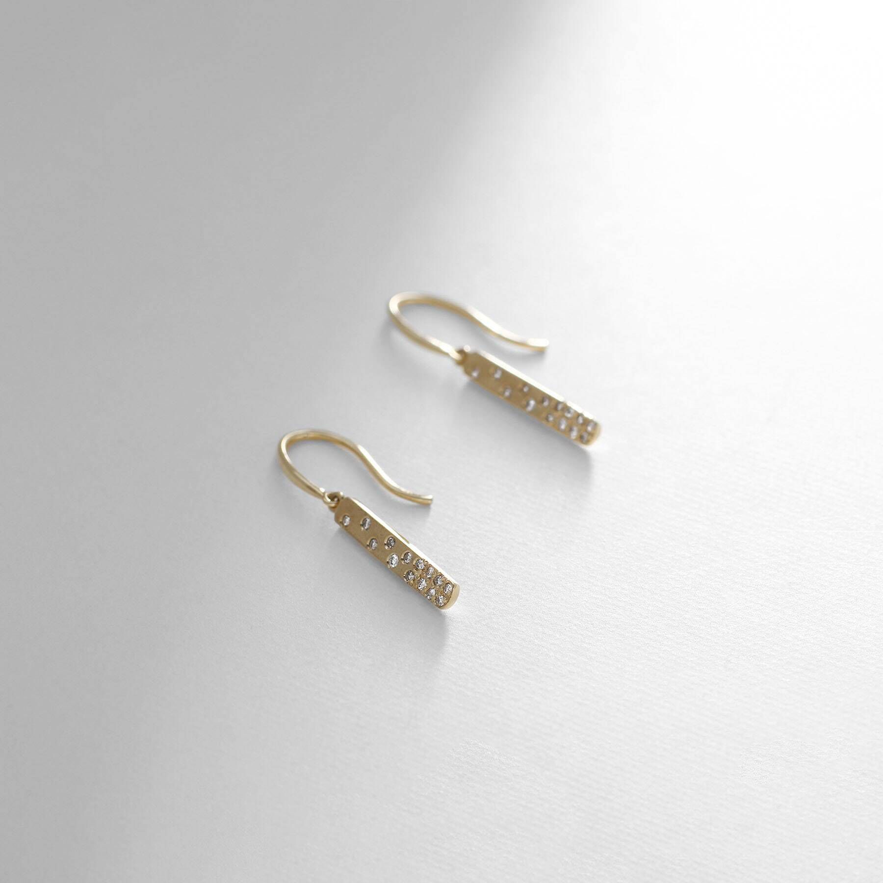 COCOSHNIK「K18ダイヤモンド アラシパヴェ バーフックピアス」|ピアス|イエローゴールド(1