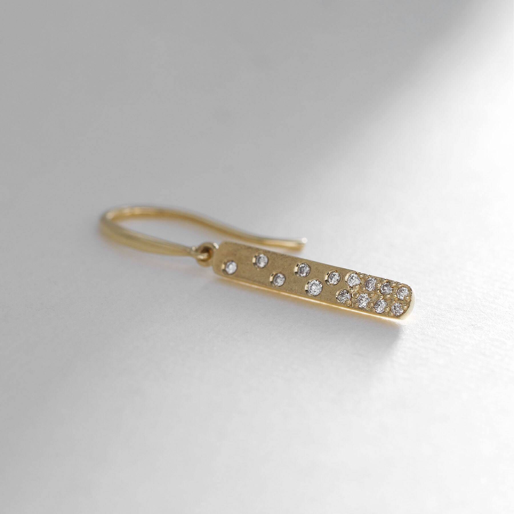 COCOSHNIK「K18ダイヤモンド アラシパヴェ バーフックピアス」|ピアス|