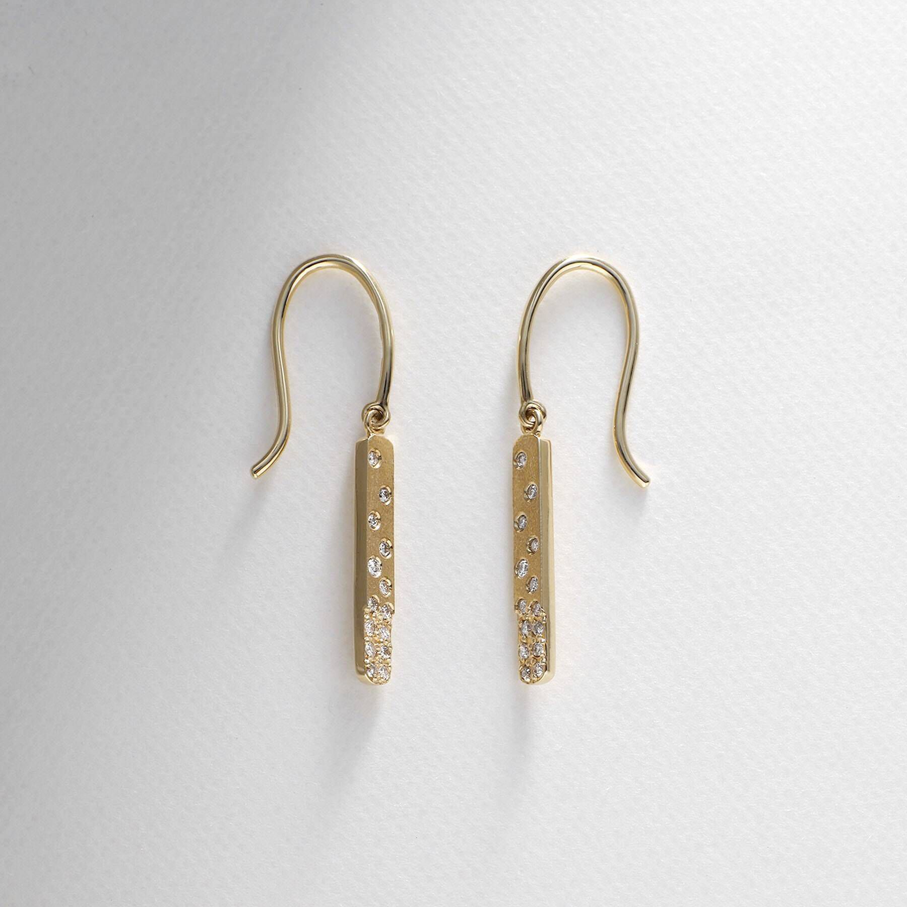 COCOSHNIK「K18ダイヤモンド アラシパヴェ バーフックピアス」|ピアス|