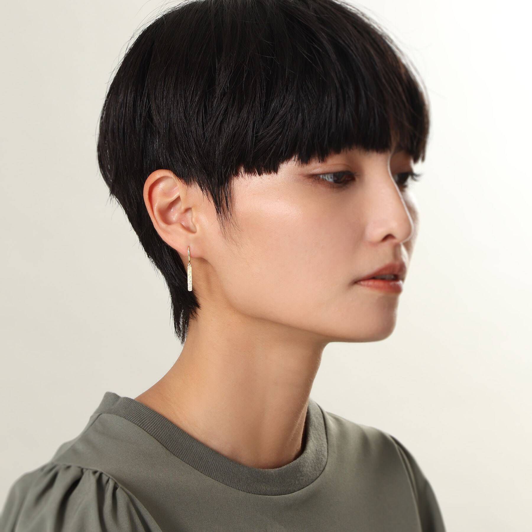 COCOSHNIK「K18ダイヤモンド アラシパヴェ バーフックピアス」|ピアス|