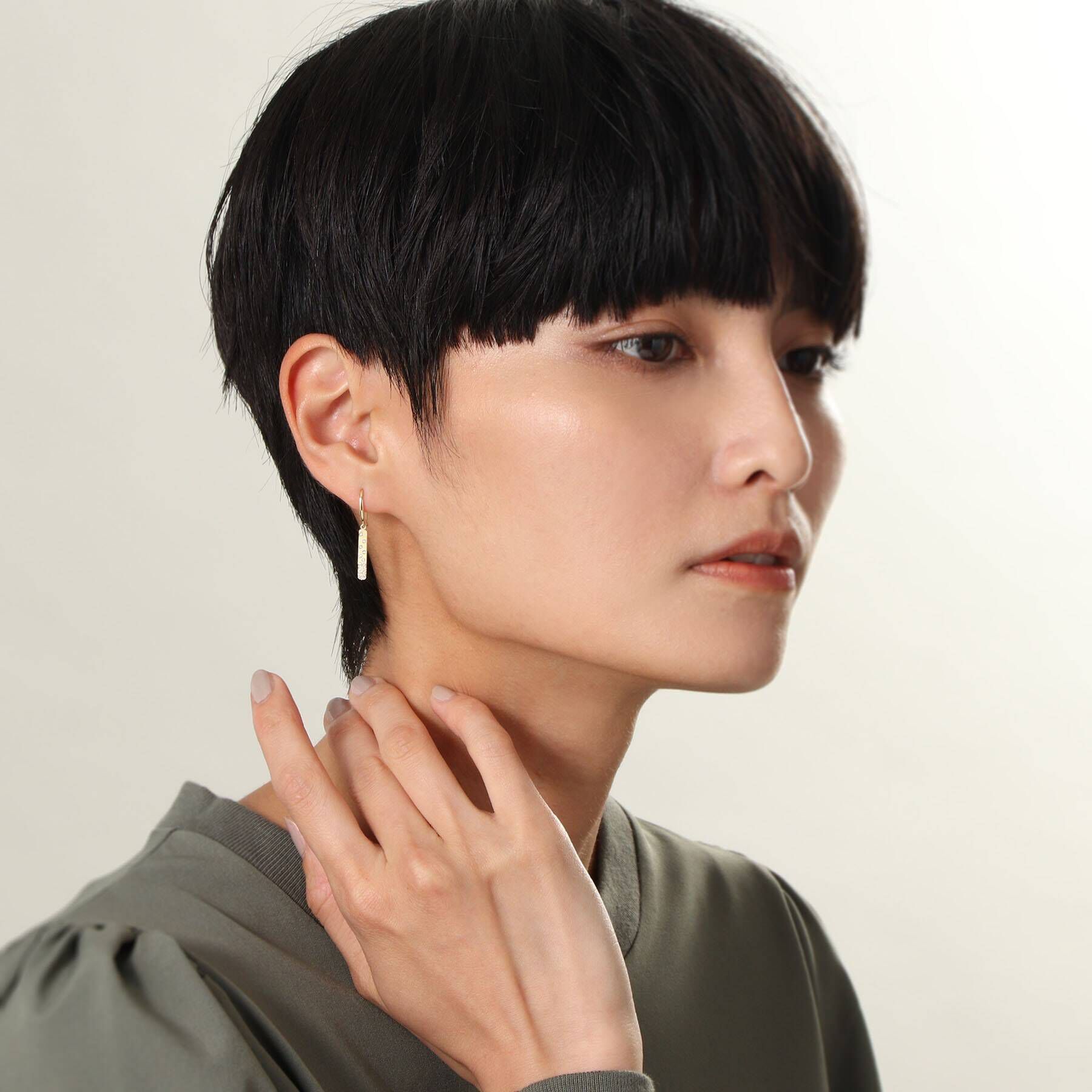 COCOSHNIK「K18ダイヤモンド アラシパヴェ バーフックピアス」|ピアス|