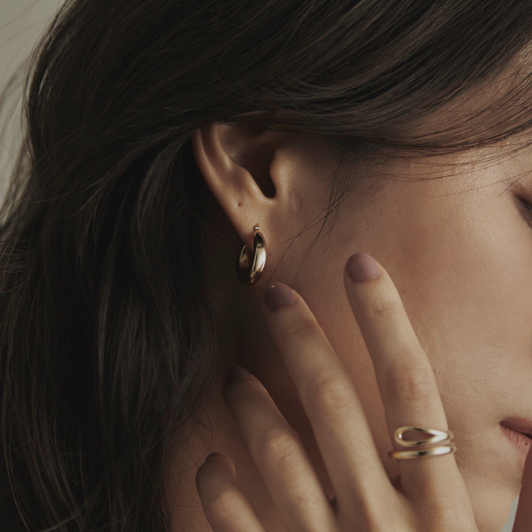 COCOSHNIK「K10中空カーブ フープピアス」|ピアス|