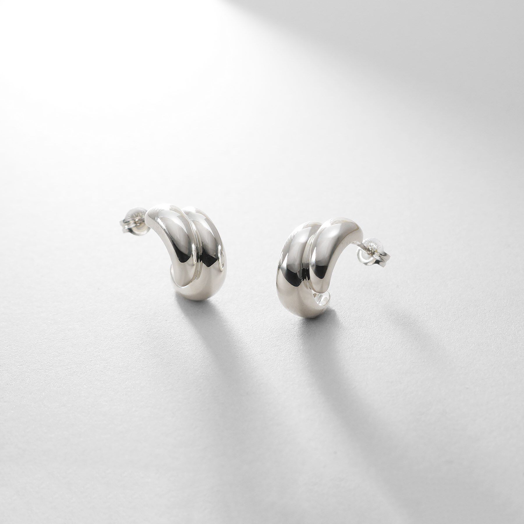 COCOSHNIK ONKITSCH「シルバー スモールフープ チャビーローテイテッドピアス」|ピアス|