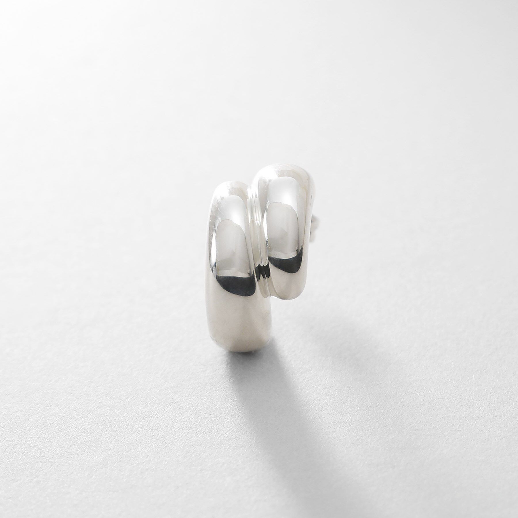 COCOSHNIK ONKITSCH「シルバー スモールフープ チャビーローテイテッドピアス」|ピアス|