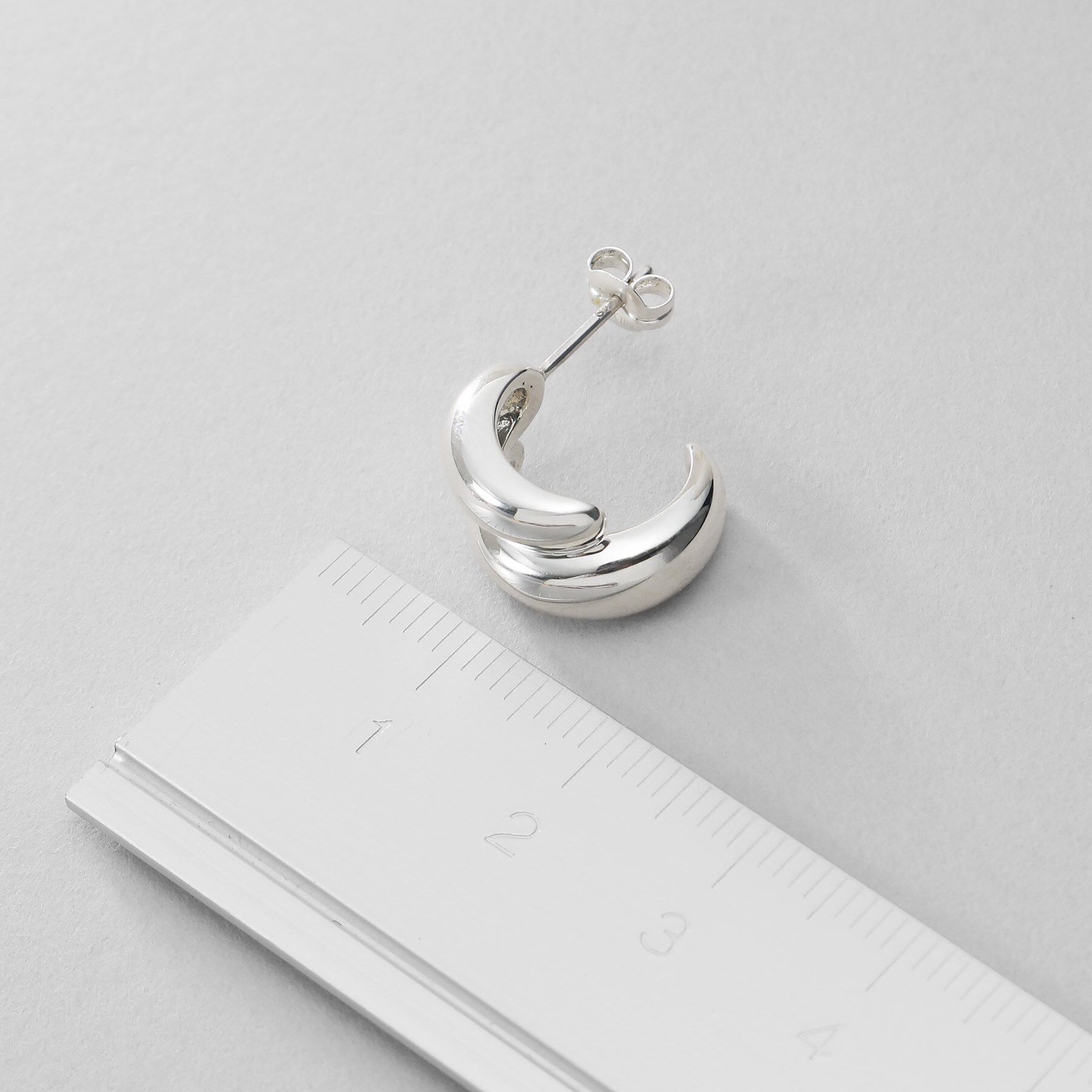 COCOSHNIK ONKITSCH「シルバー スモールフープ チャビーローテイテッドピアス」|ピアス|