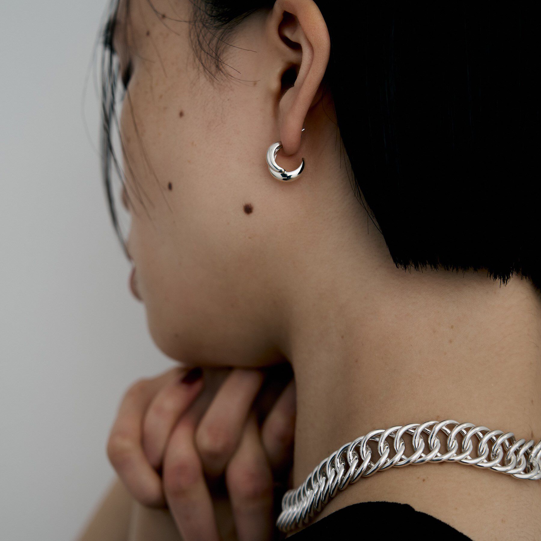 COCOSHNIK ONKITSCH「シルバー スモールフープ チャビーローテイテッドピアス」|ピアス|