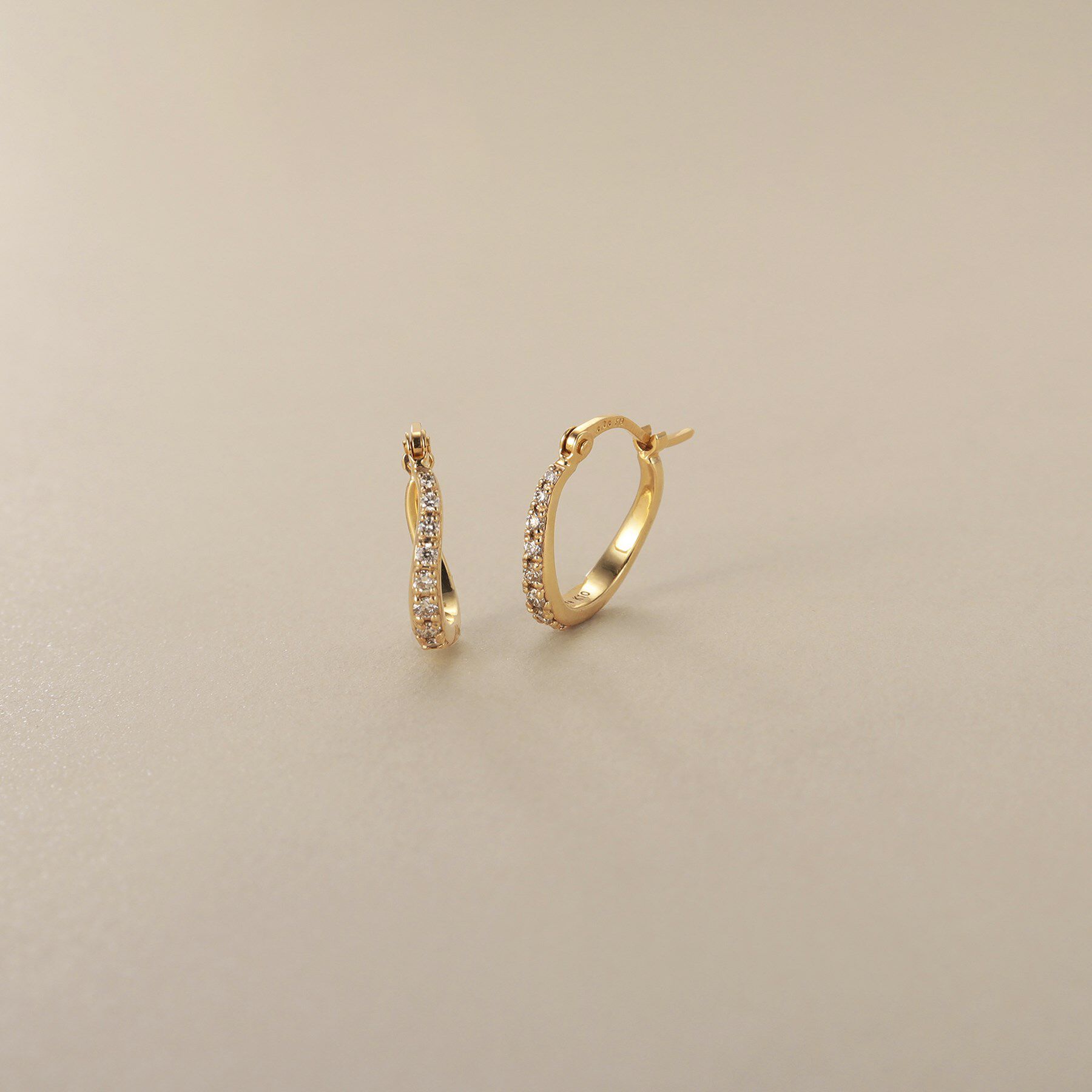 COCOSHNIK「K10ダイヤモンド グラデカーブ フープピアス」|ピアス|イエローゴールド(1