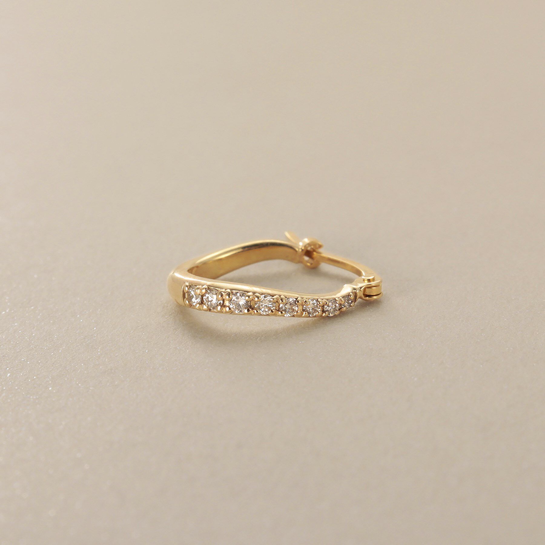 COCOSHNIK「K10ダイヤモンド グラデカーブ フープピアス」|ピアス|