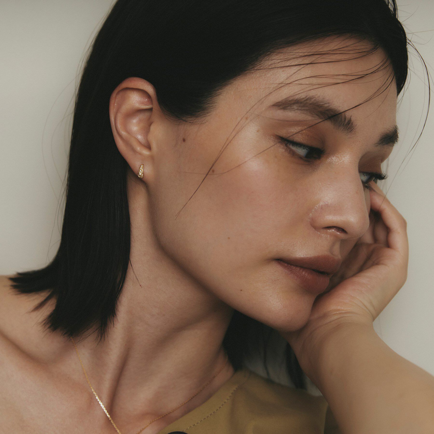 COCOSHNIK「K18ダイヤモンド ペアシェイプカーブライン スタッドピアス」|ピアス|