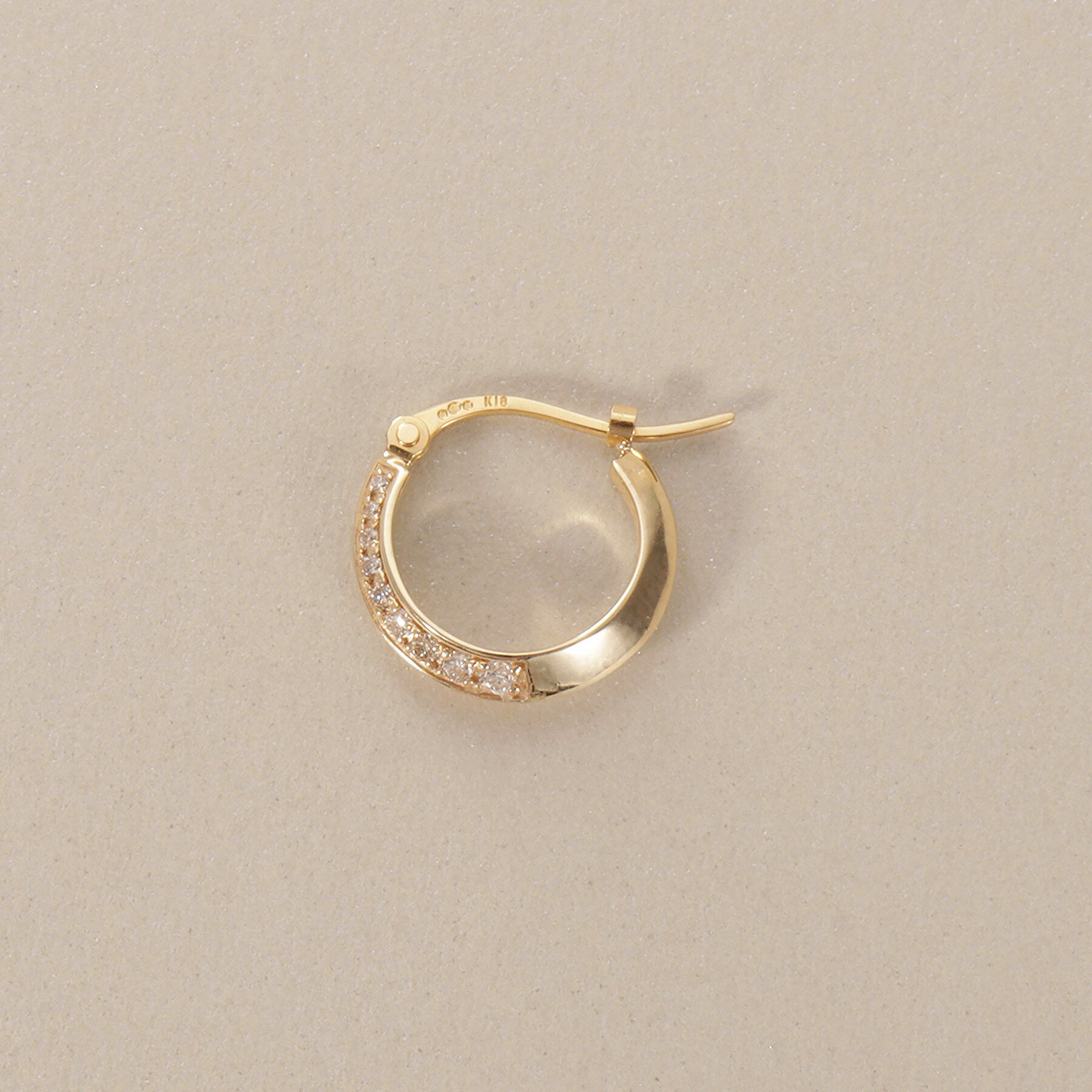 COCOSHNIK「K10ダイヤモンド しのぎテーパード フープピアス」|ピアス|