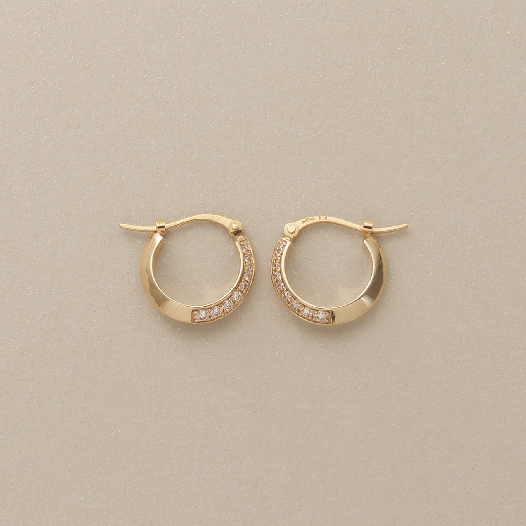 COCOSHNIK「K10ダイヤモンド しのぎテーパード フープピアス」|ピアス|