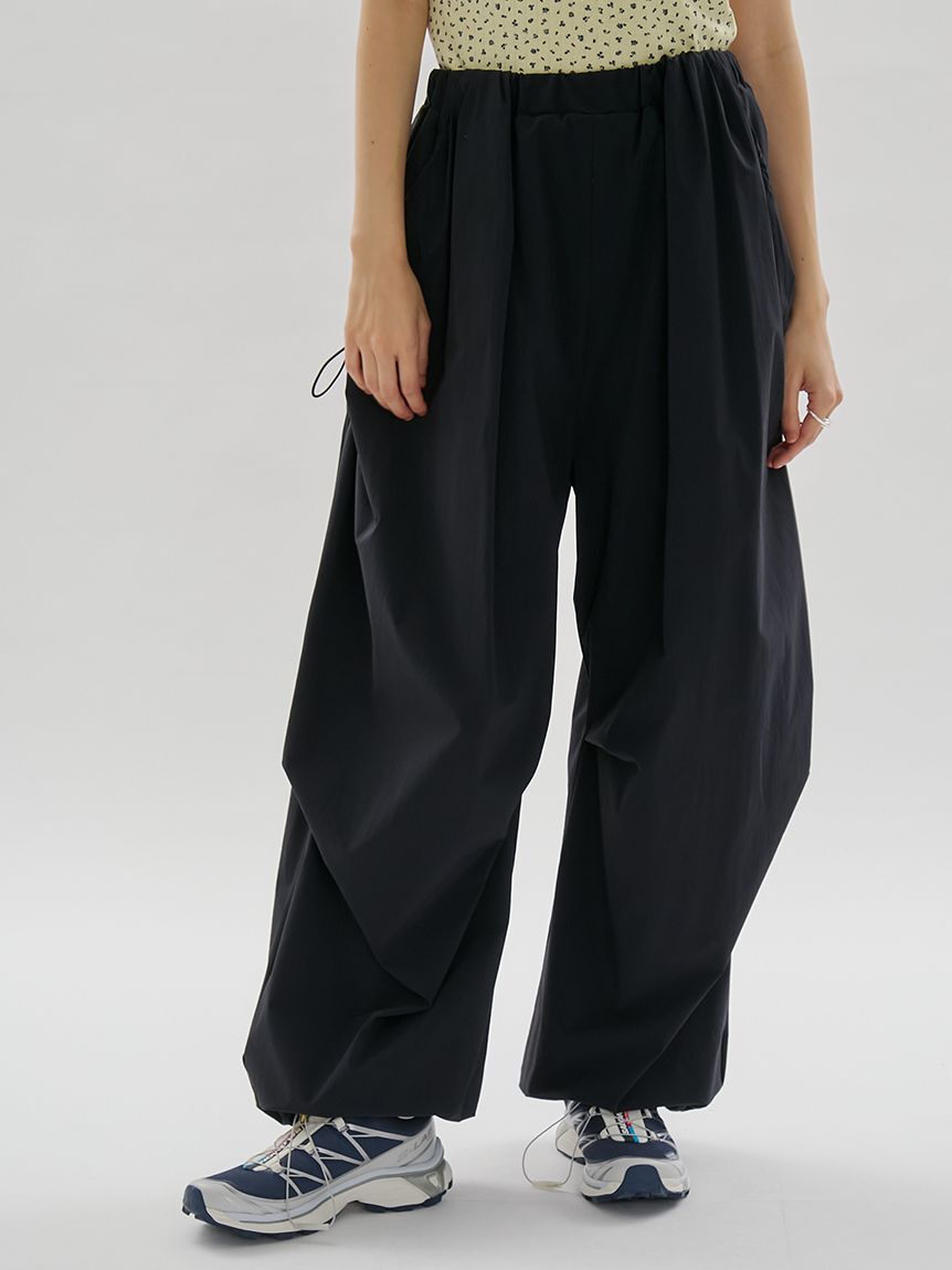 emmi atelier「eco ボリュームパラシュートパンツ/撥水/UVカット/接触冷感」|チノ|BLK