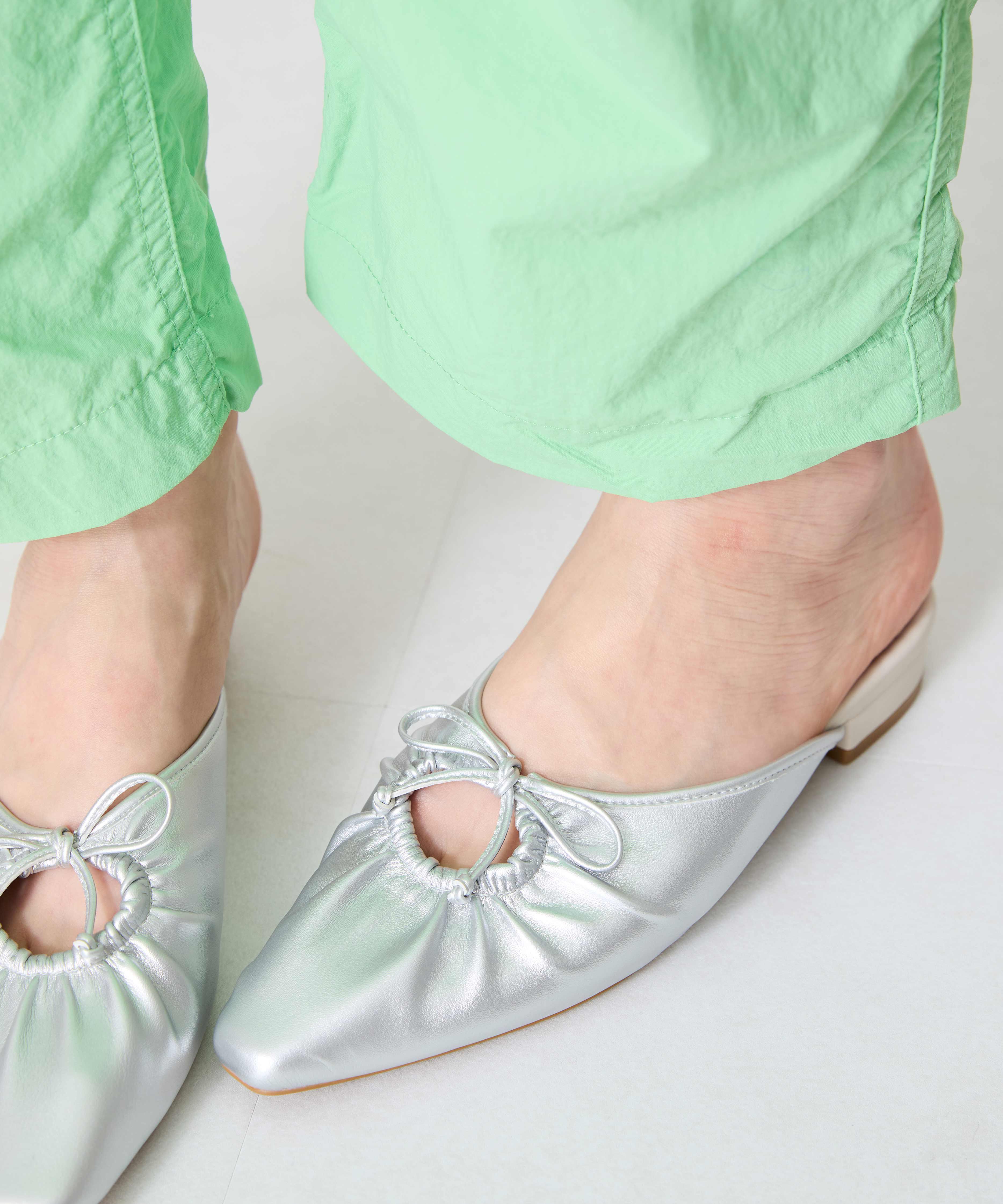 WA Oriental TRaffic「●2025春夏新作●スクエアトゥギャザーリボンミュール/52107」|パンプス|SILVER