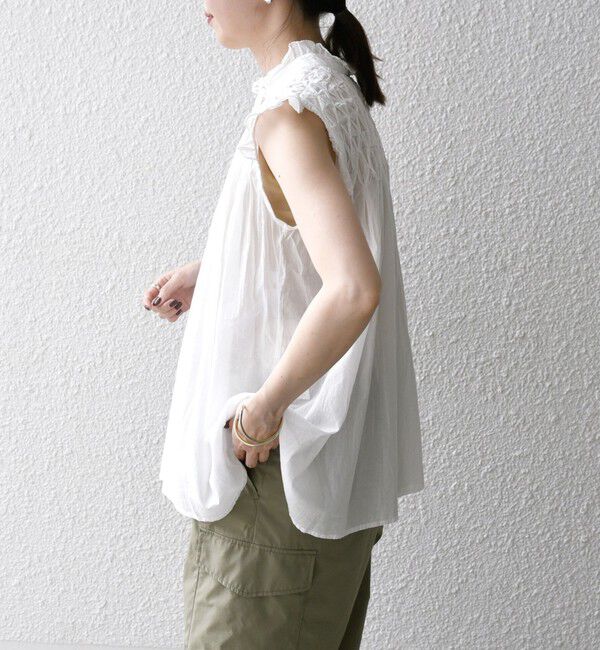 SHIPS any「SHIPS any:〈洗濯機可能〉ハンドスモッキング コットン フリル スタンドカラー ブラウス」|シャツ・ブラウス|