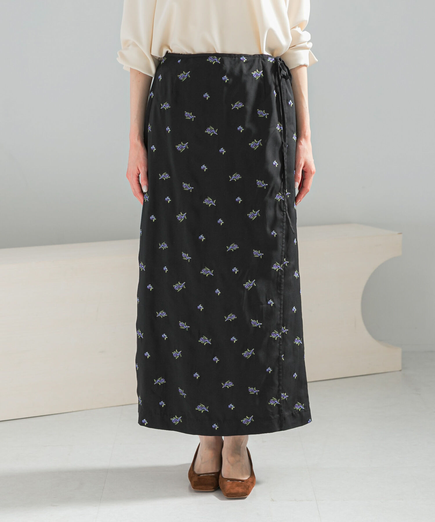 URBAN RESEARCH ROSSO「フラワー刺繍ラップストレートスカート」|スカート|