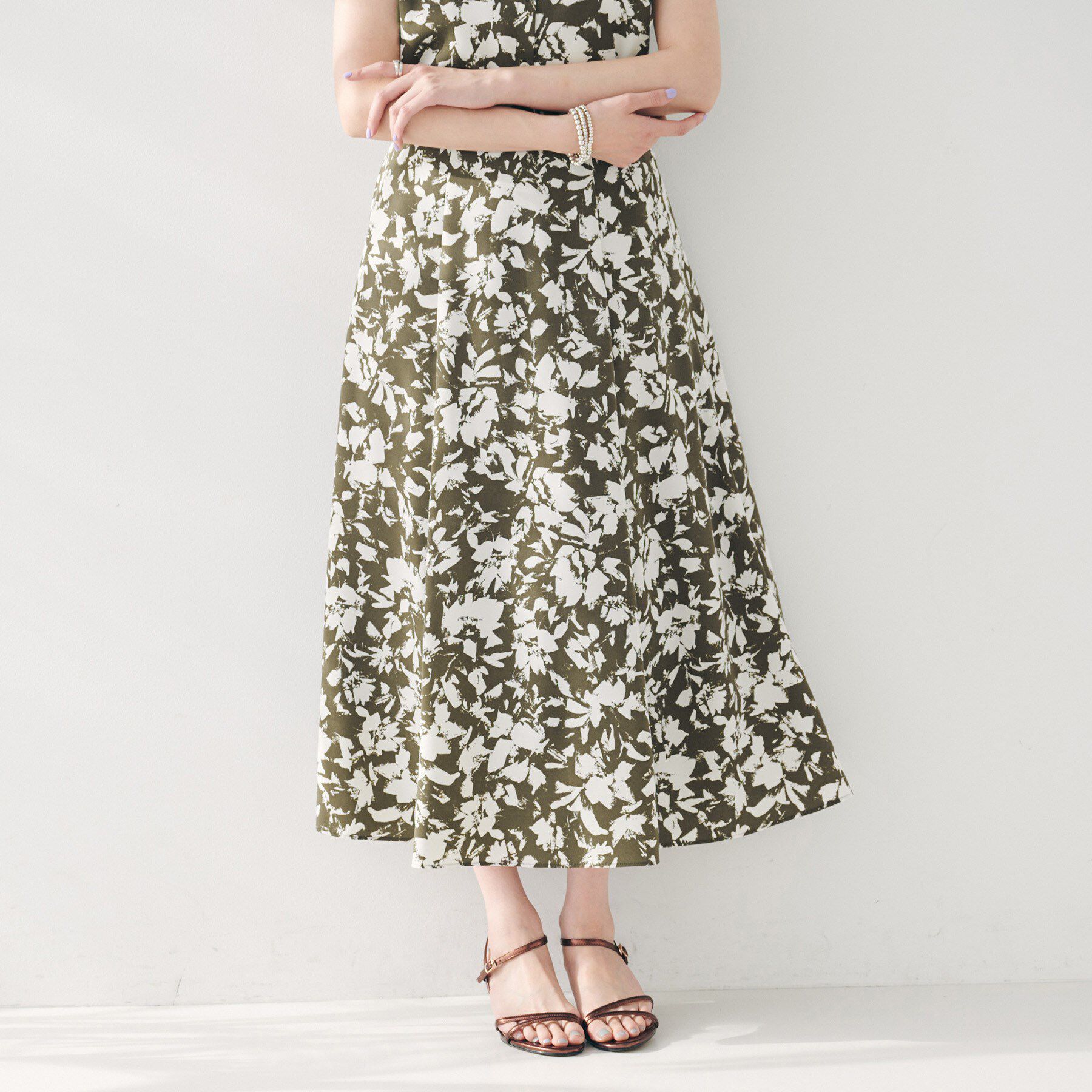 UNTITLED「【セットアップ可/後ろウエストゴム】モザイクフラワー柄スカート」|スカート|カーキ(127)