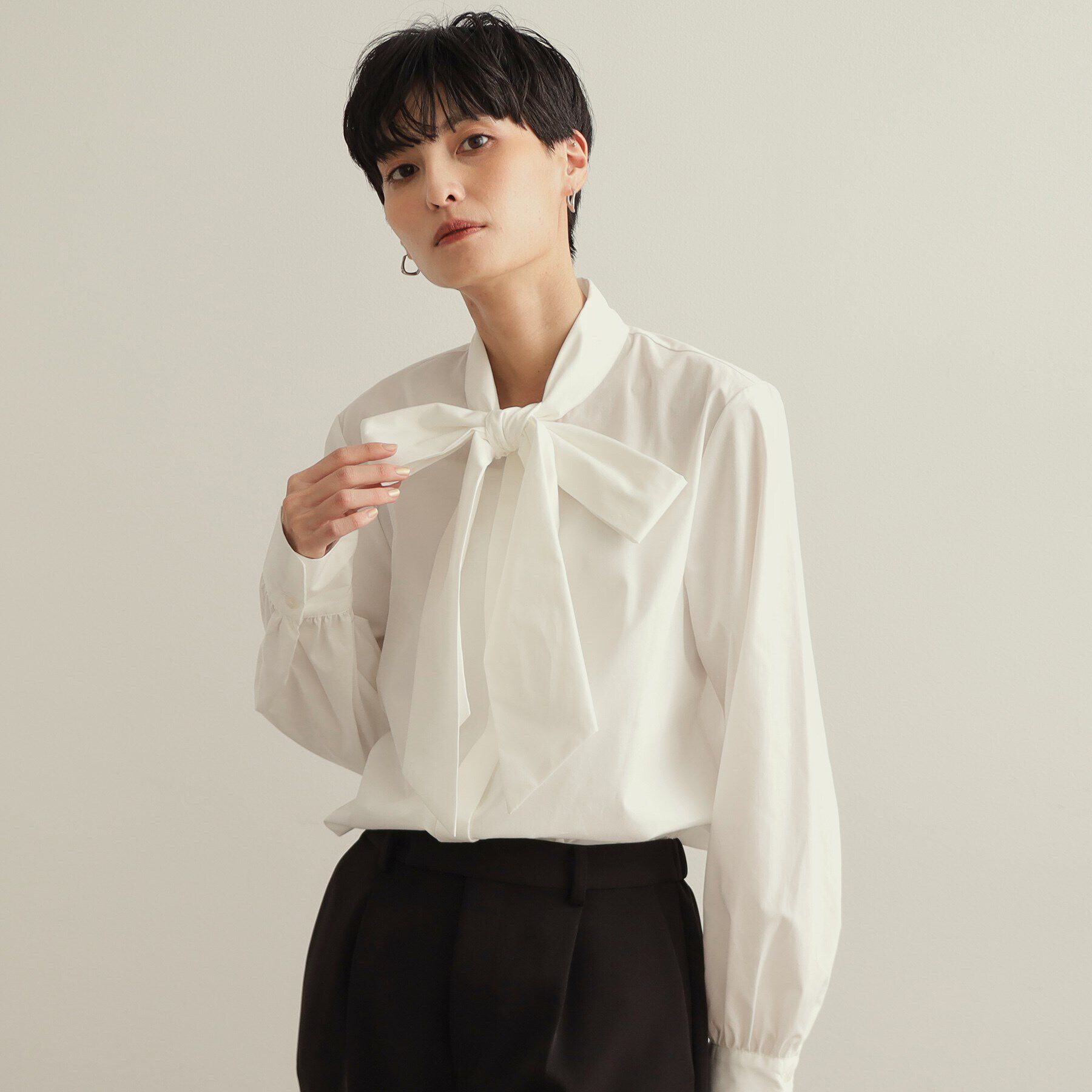 OPAQUE.CLIP「《STORY掲載》ボウタイシャツブラウス/通勤・セレモニー対応【洗濯機洗い可】」|シャツ・ブラウス|ホワイト(001)