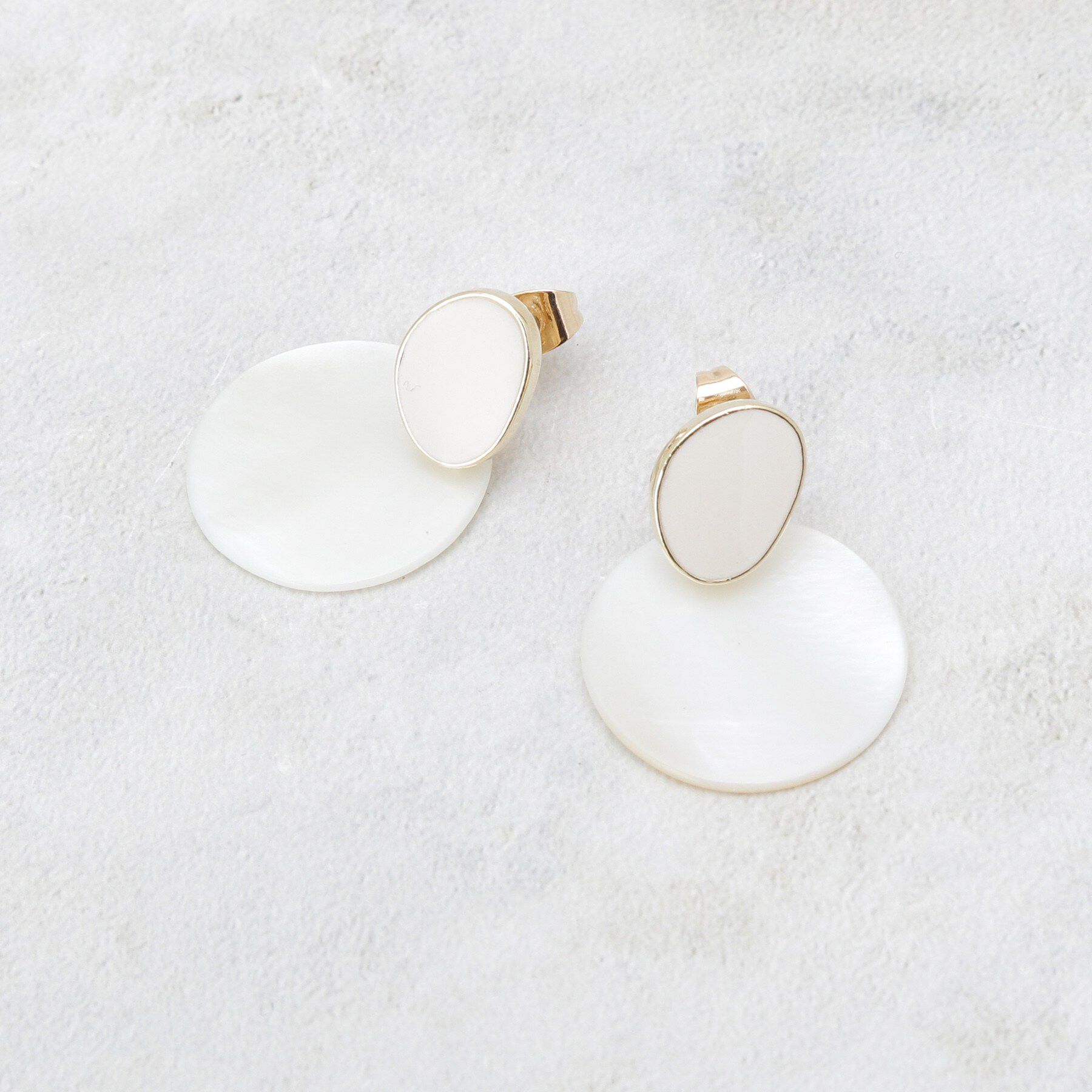 OPAQUE.CLIP「エポ&times;シェルピアス」|ピアス|ベージュ(052)