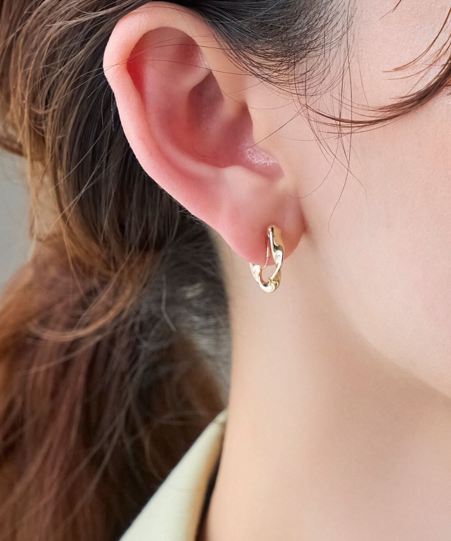 Phoebe「【金属アレルギー対応/痛くないシリーズ】メタルループフィットイヤリング　ゴールド」|イヤリング|