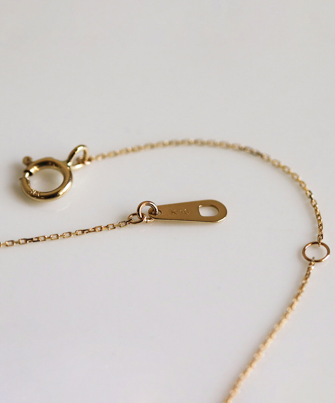  「ゴールド V モチーフ ネックレス | K10YG」|ネックレス|