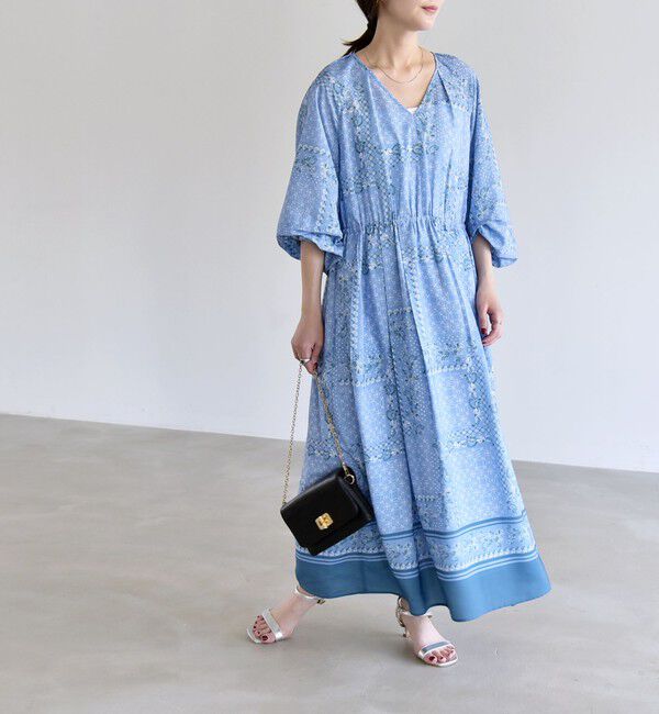 quaranciel「《予約》quaranciel:〈洗濯機可能〉フラワー スカーフ プリント Vネック フレア ワンピース」|ワンピース|