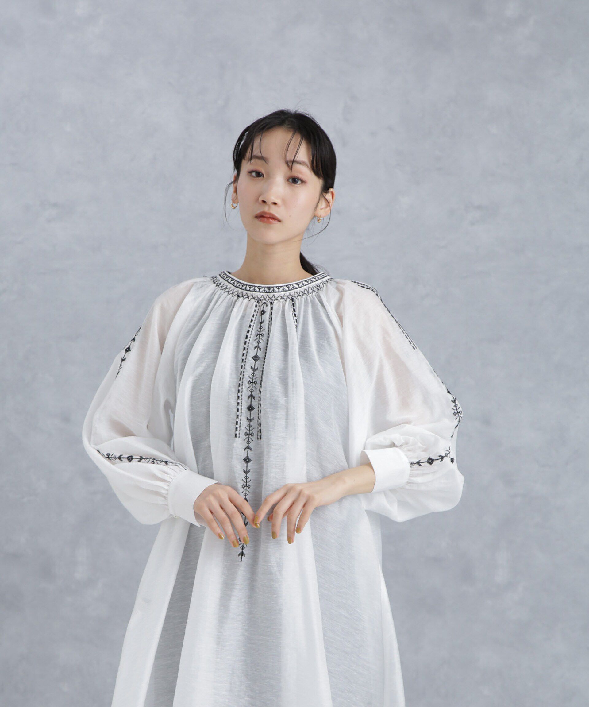 nano･universe「刺繍スモッキングギャザーチュニック」|シャツ・ブラウス|オフホワイト1