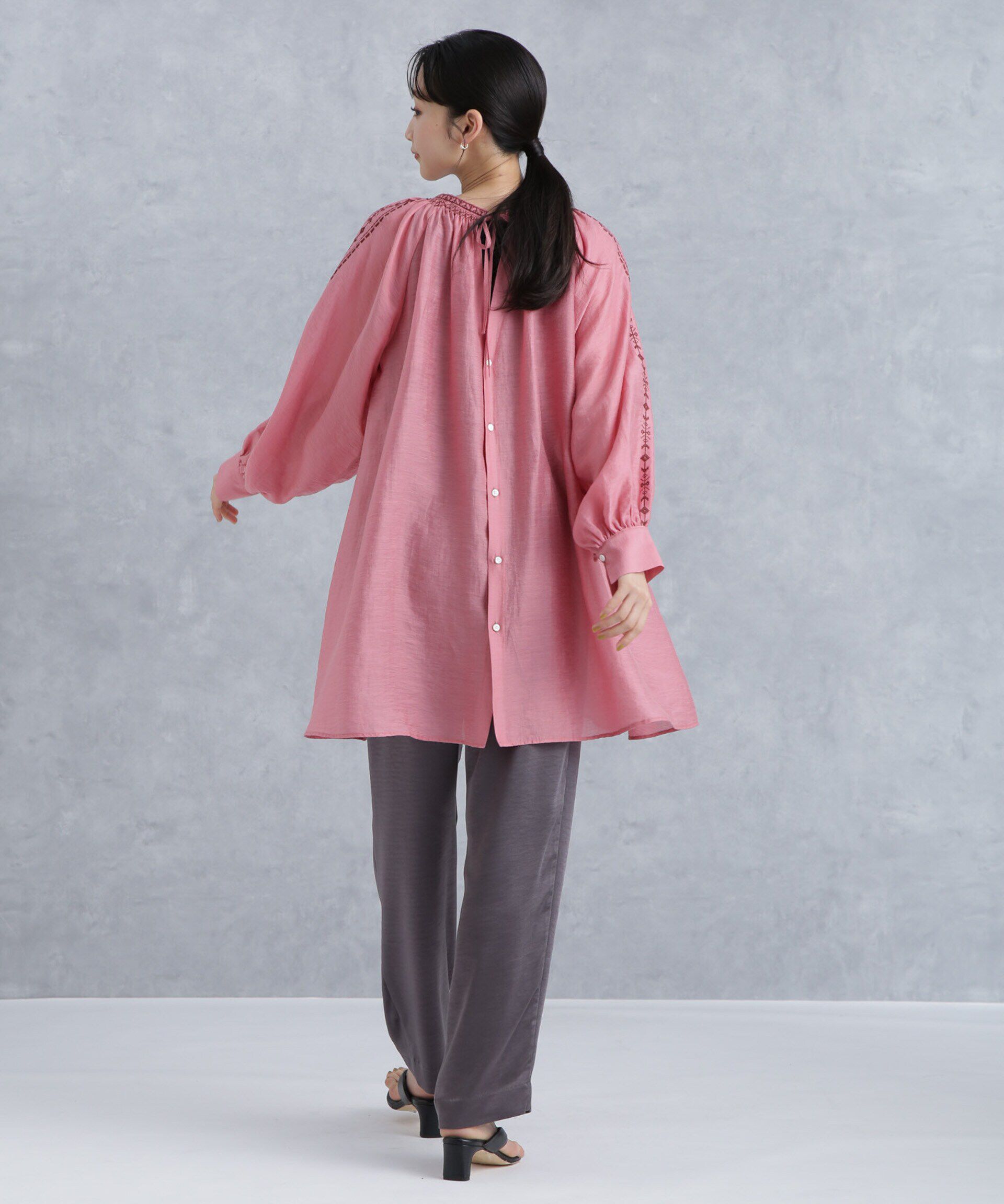 nano･universe「刺繍スモッキングギャザーチュニック」|シャツ・ブラウス|