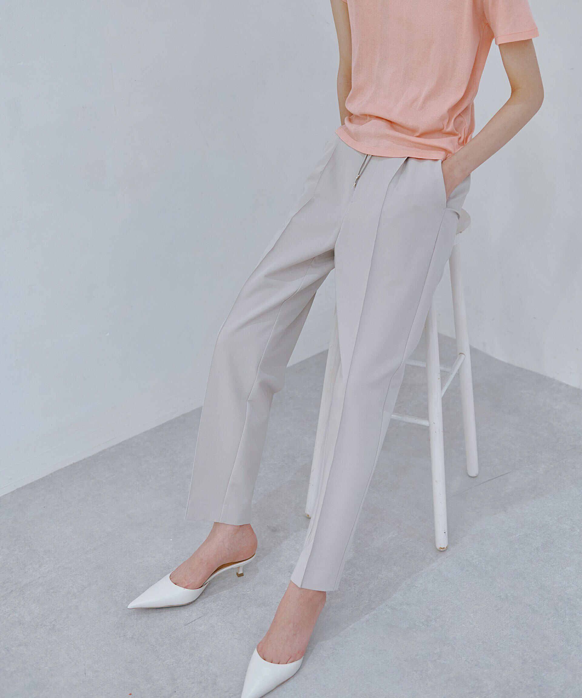 nano･universe「ピンタックイージーテーパードパンツ」|チノ|グレージュ3