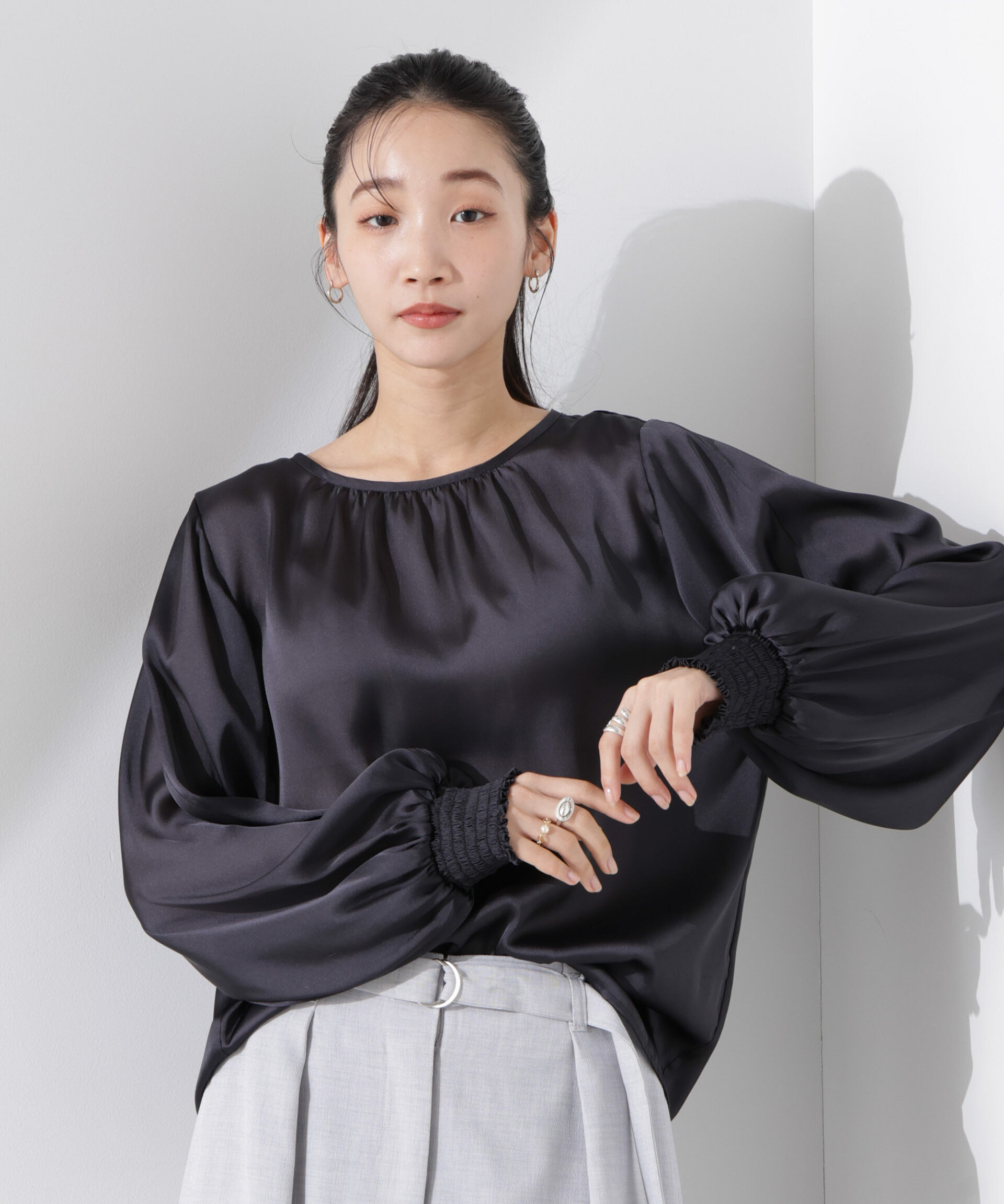 nano･universe「2WAYデザインスリーブサテンブラウス」|シャツ・ブラウス|