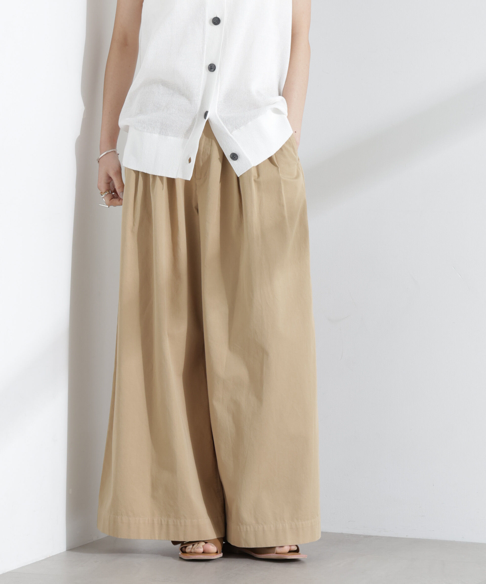 nano･universe「コットンタックワイドパンツ」|チノ|ベージュ