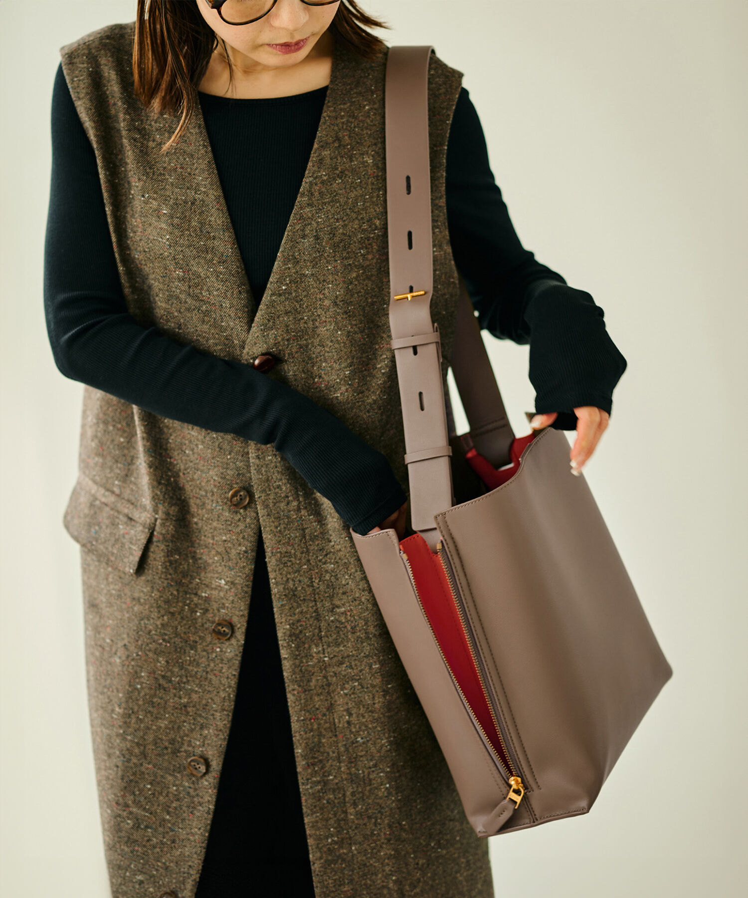 E'POR「【E'POR】Y BAG Shoulder Medium（サイドジップショルダーバッグ）【WEB限定/一部店舗限定】【メディア掲載」|ショルダー・メッセンジャー|ダークブラウン(20)