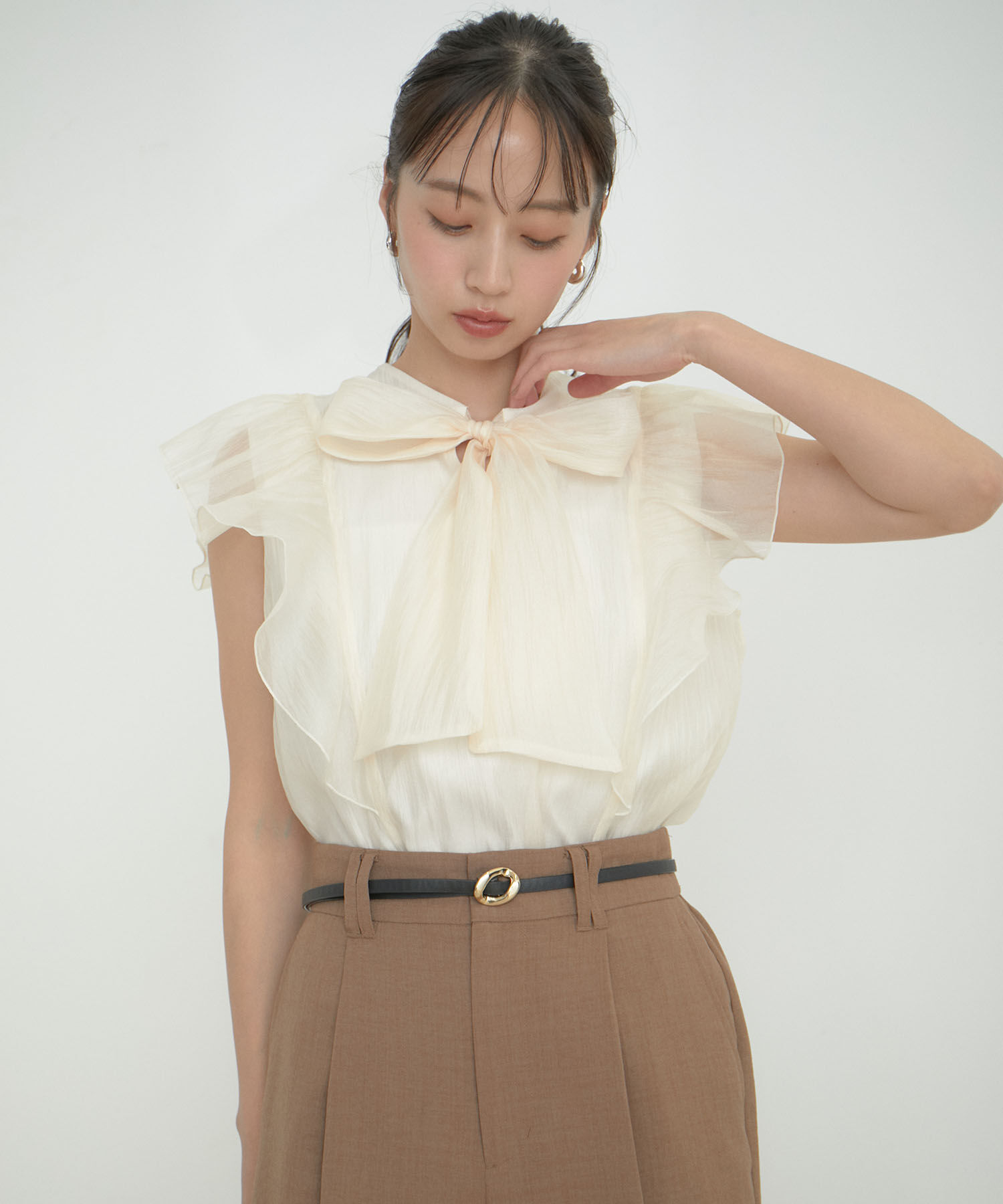 VIS「【新色追加】シャイニーボウタイフリルブラウス【前後2WAY】【洗える】」|シャツ・ブラウス|