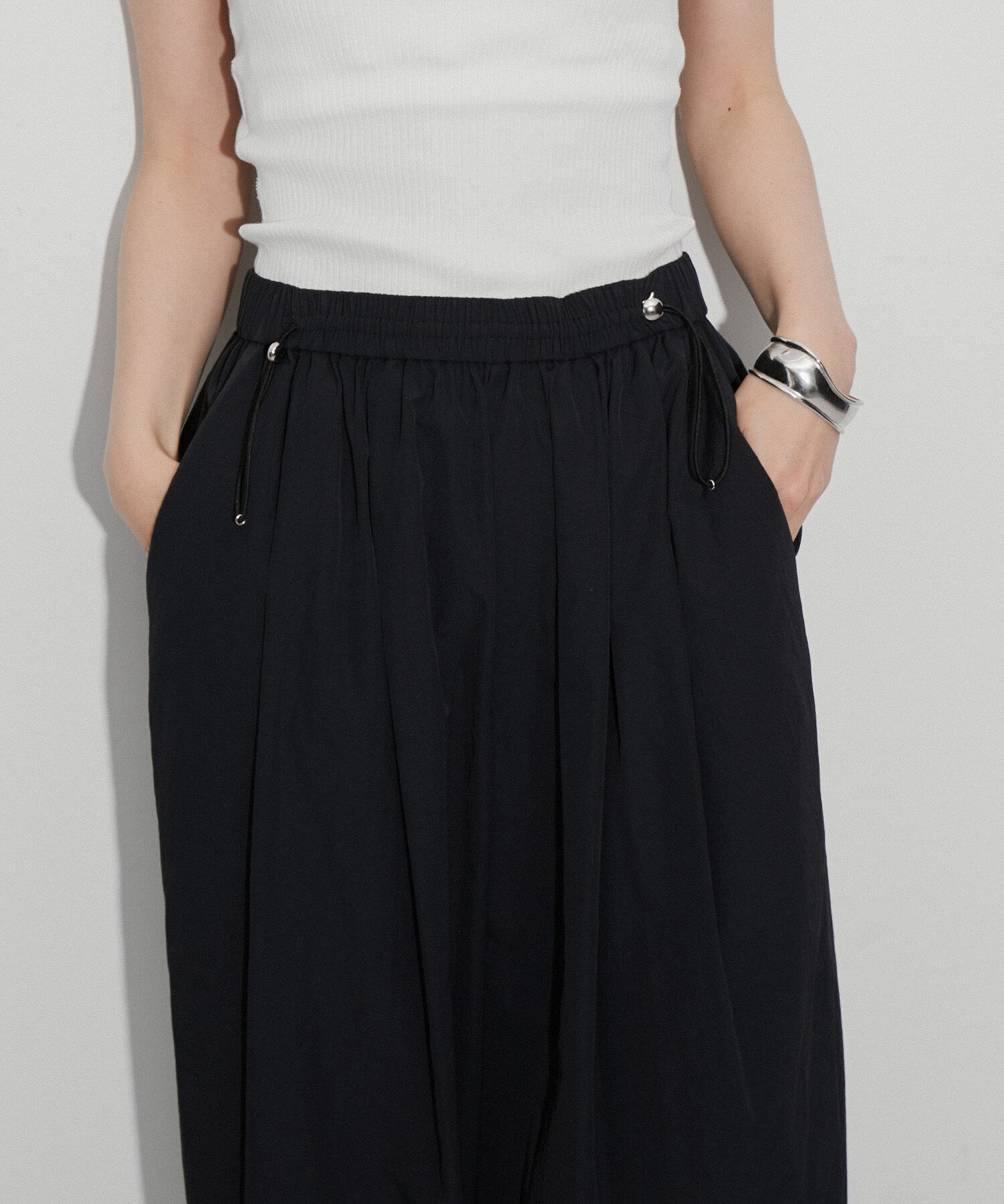 ADAM ET ROPE'「撥水ナイロンイージーパンツ」|チノ|