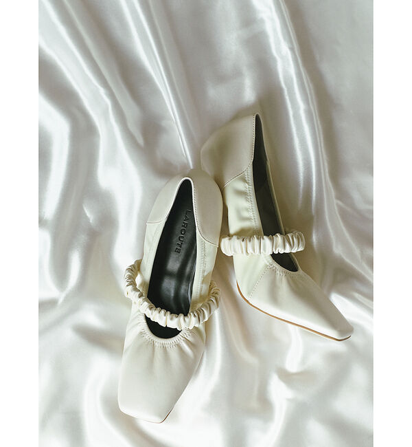 AU BANNISTER「【LAROUTE&times;菅沼ゆり】ギャザーパンプス」|パンプス|ホワイト