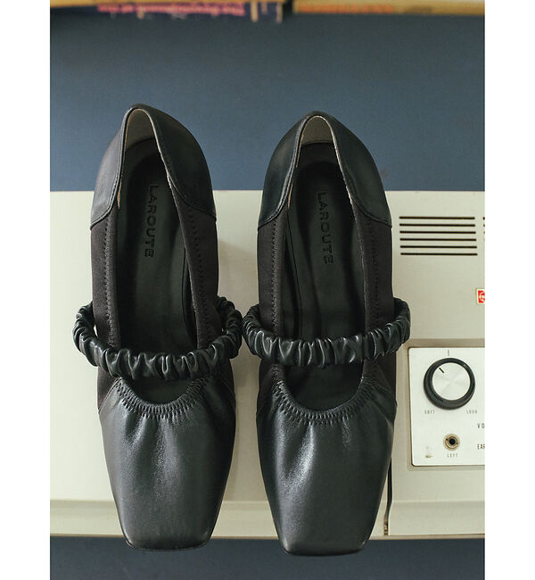 AU BANNISTER「【LAROUTE&times;菅沼ゆり】ギャザーパンプス」|パンプス|ブラック