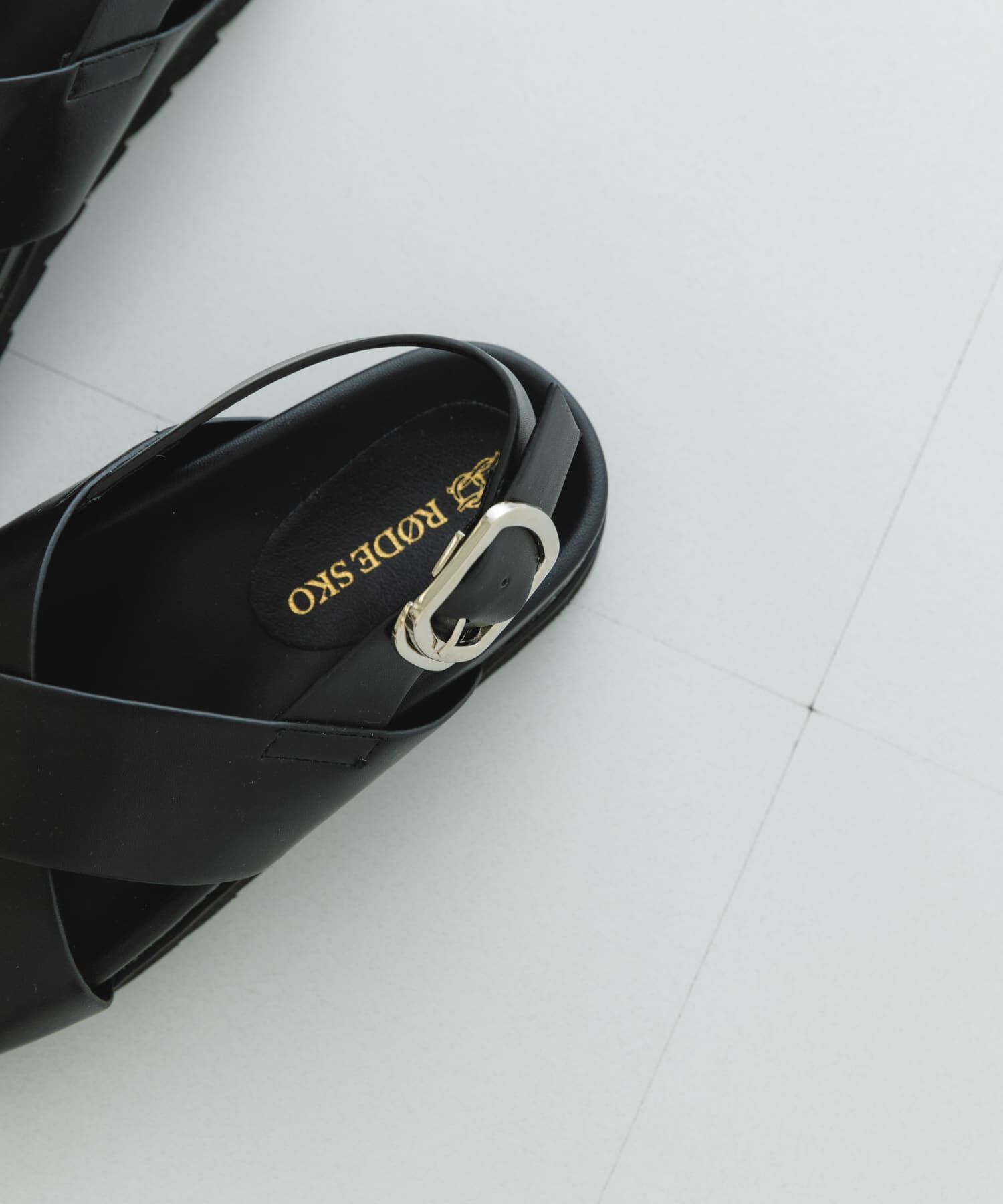 RODE SKO「フットベッドクロスサンダル」|サンダル|