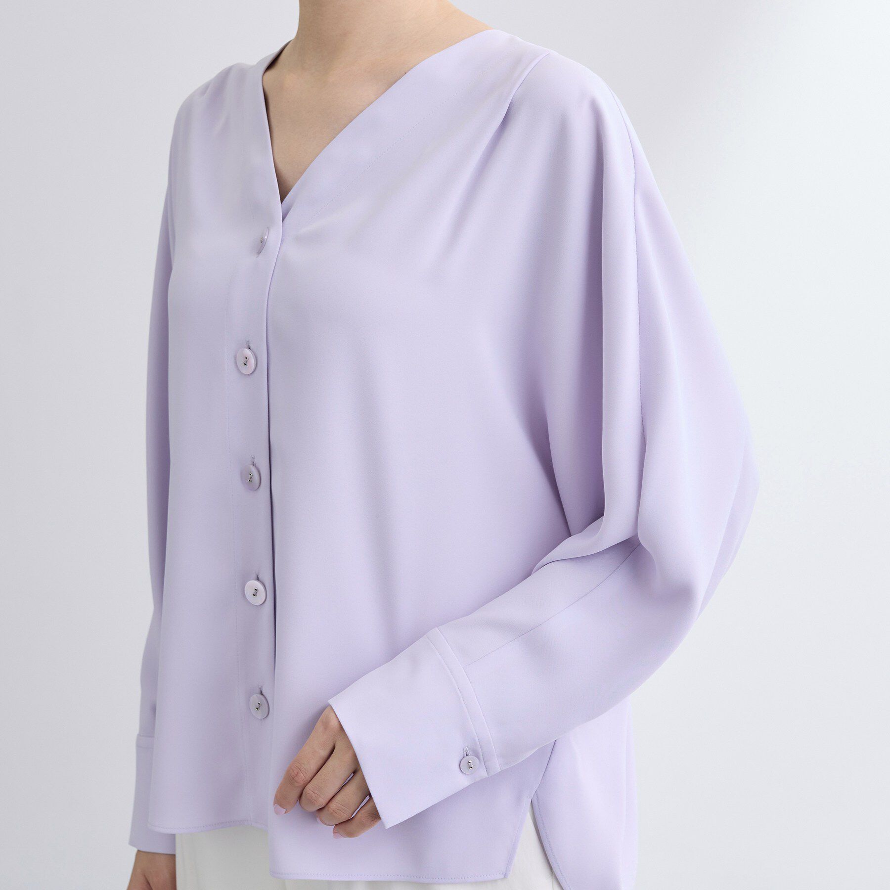 INDIVI「【洗える／UVケア／マットサテン】Vネックドルマンスリーブブラウス」|シャツ・ブラウス|