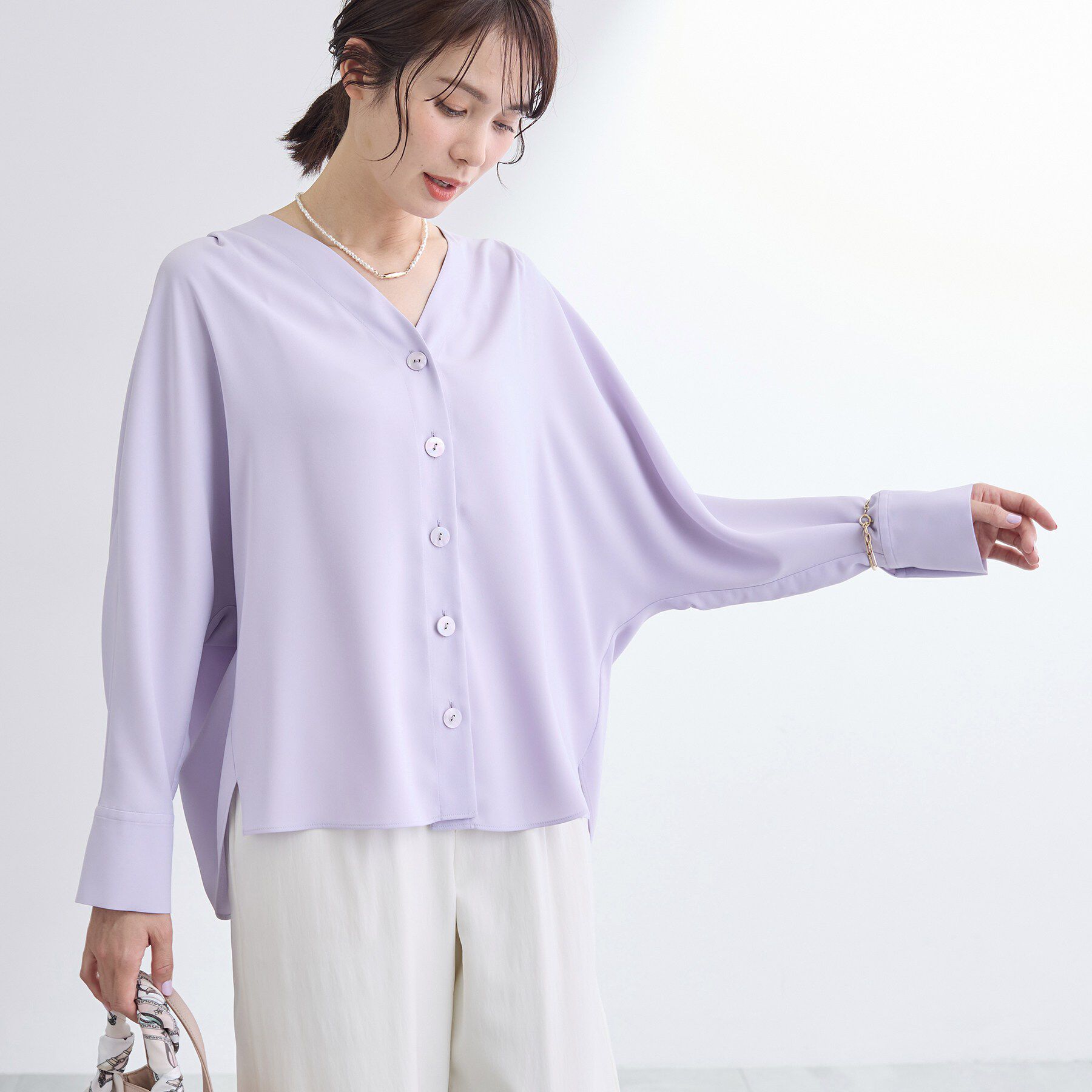 INDIVI「【洗える／UVケア／マットサテン】Vネックドルマンスリーブブラウス」|シャツ・ブラウス|